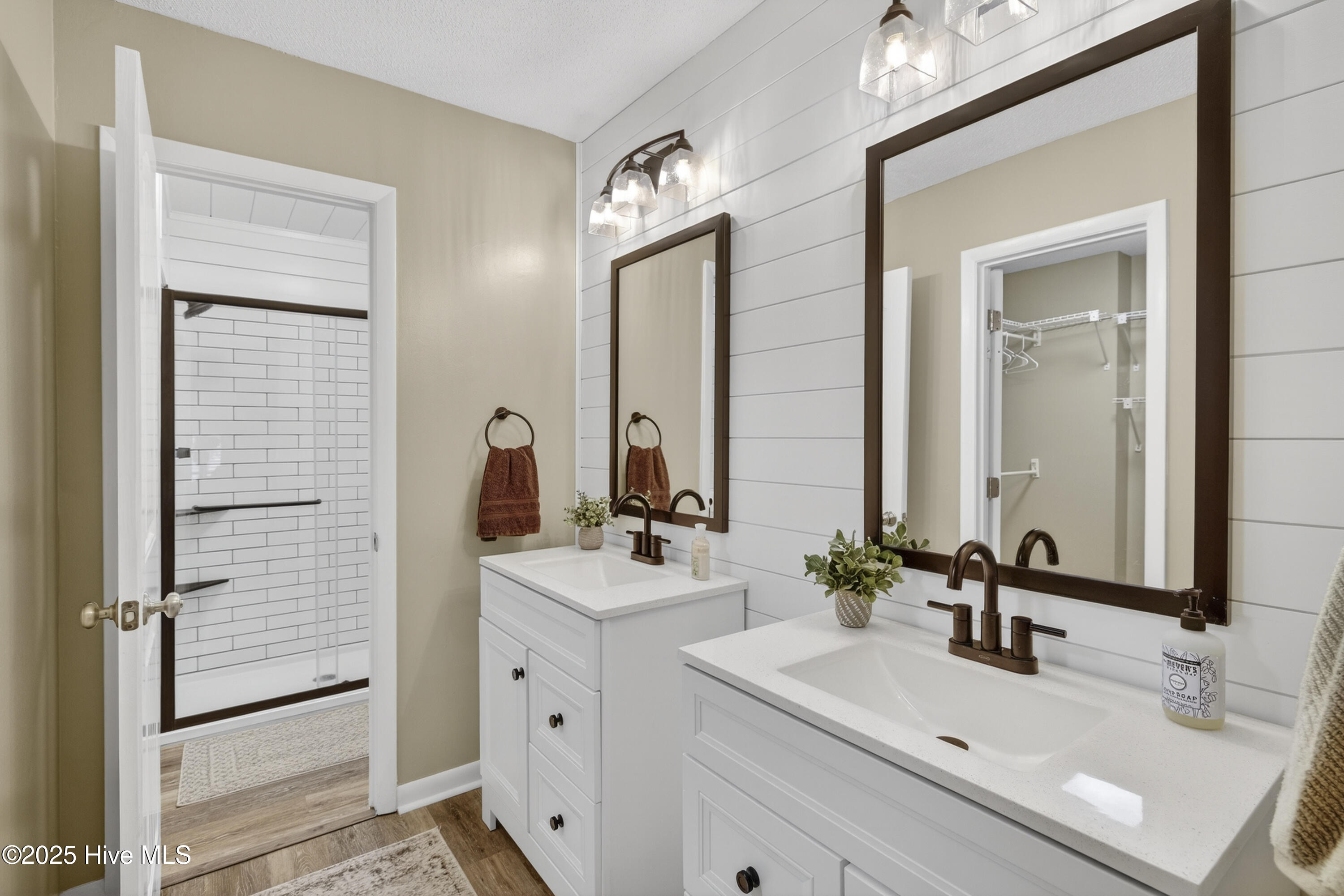 100543749 | Photo 16