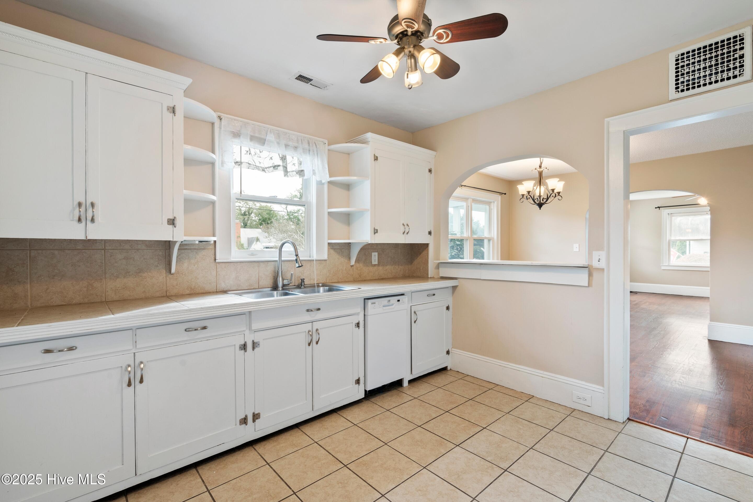 100521432 | Photo 12