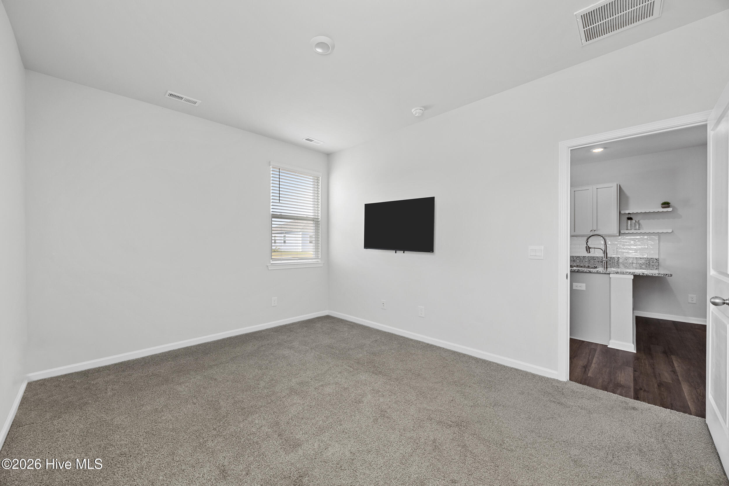 100565485 | Photo 24