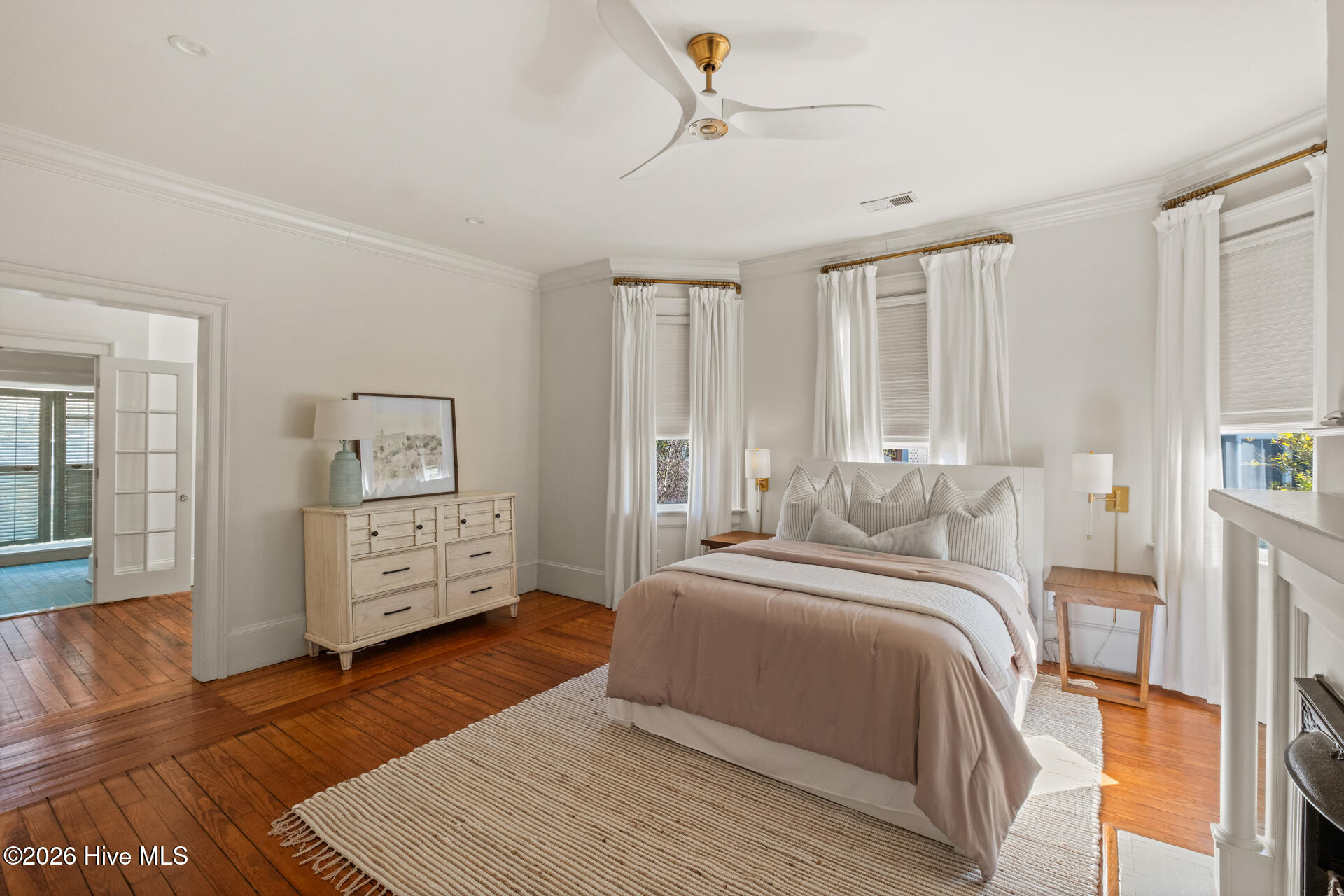 100556093 | Photo 25