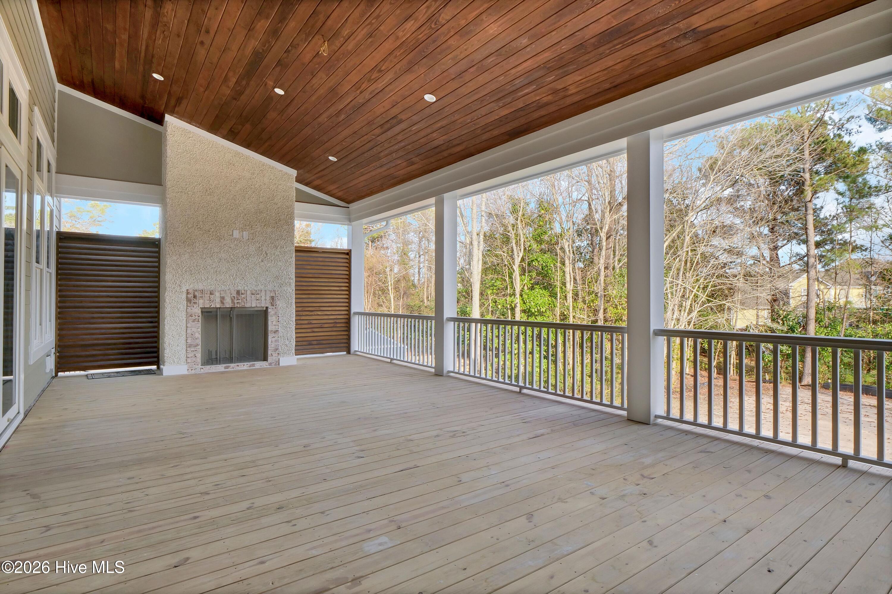 100553648 | Photo 78