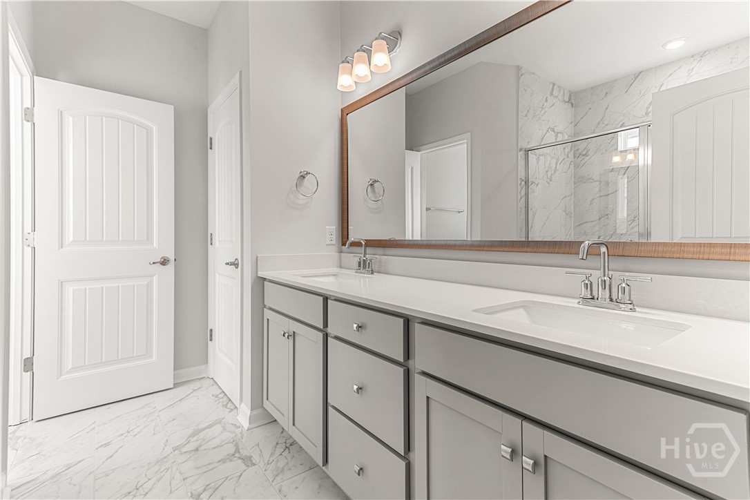 Double Vanity With Quartz Countertops