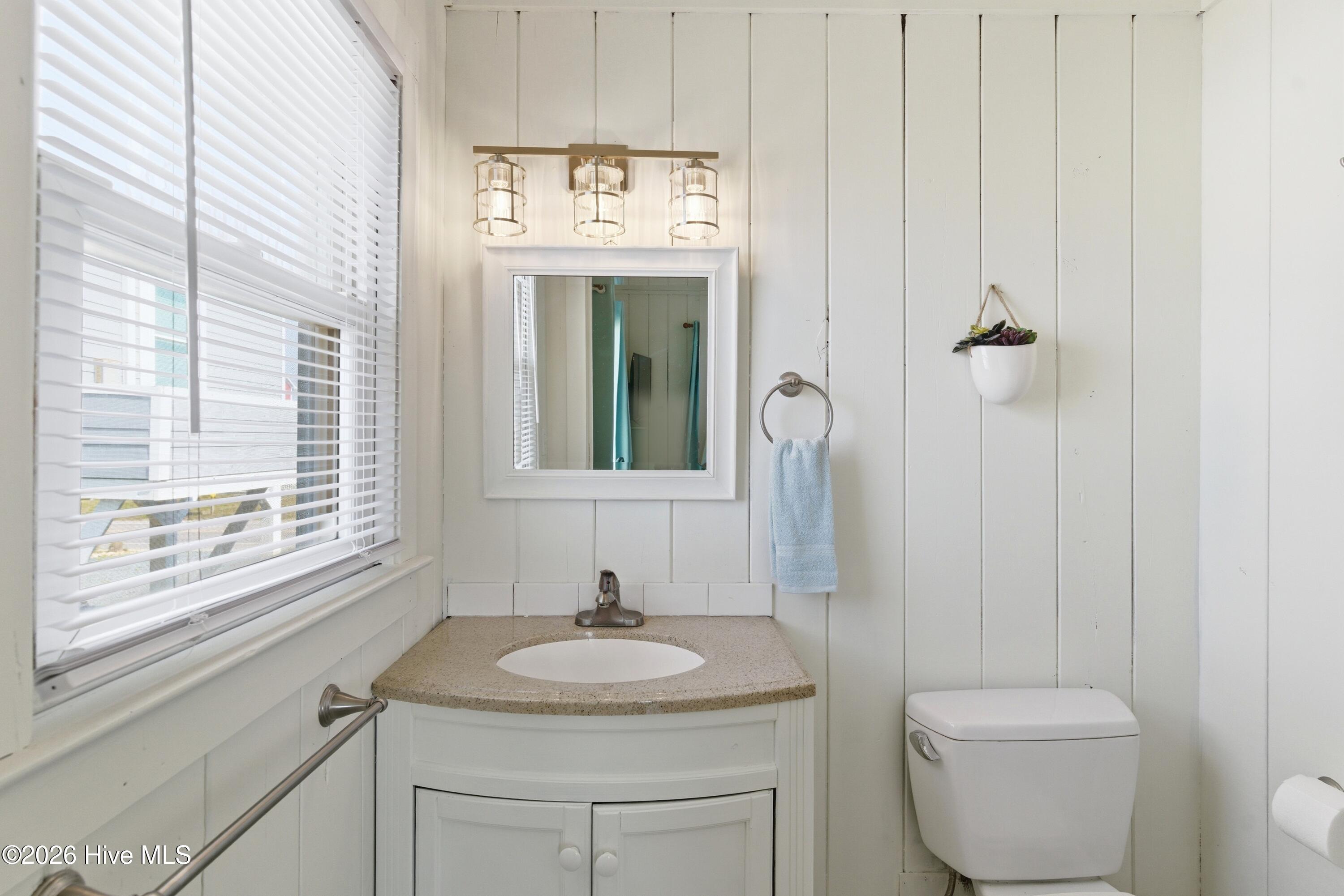 100570347 | Photo 28