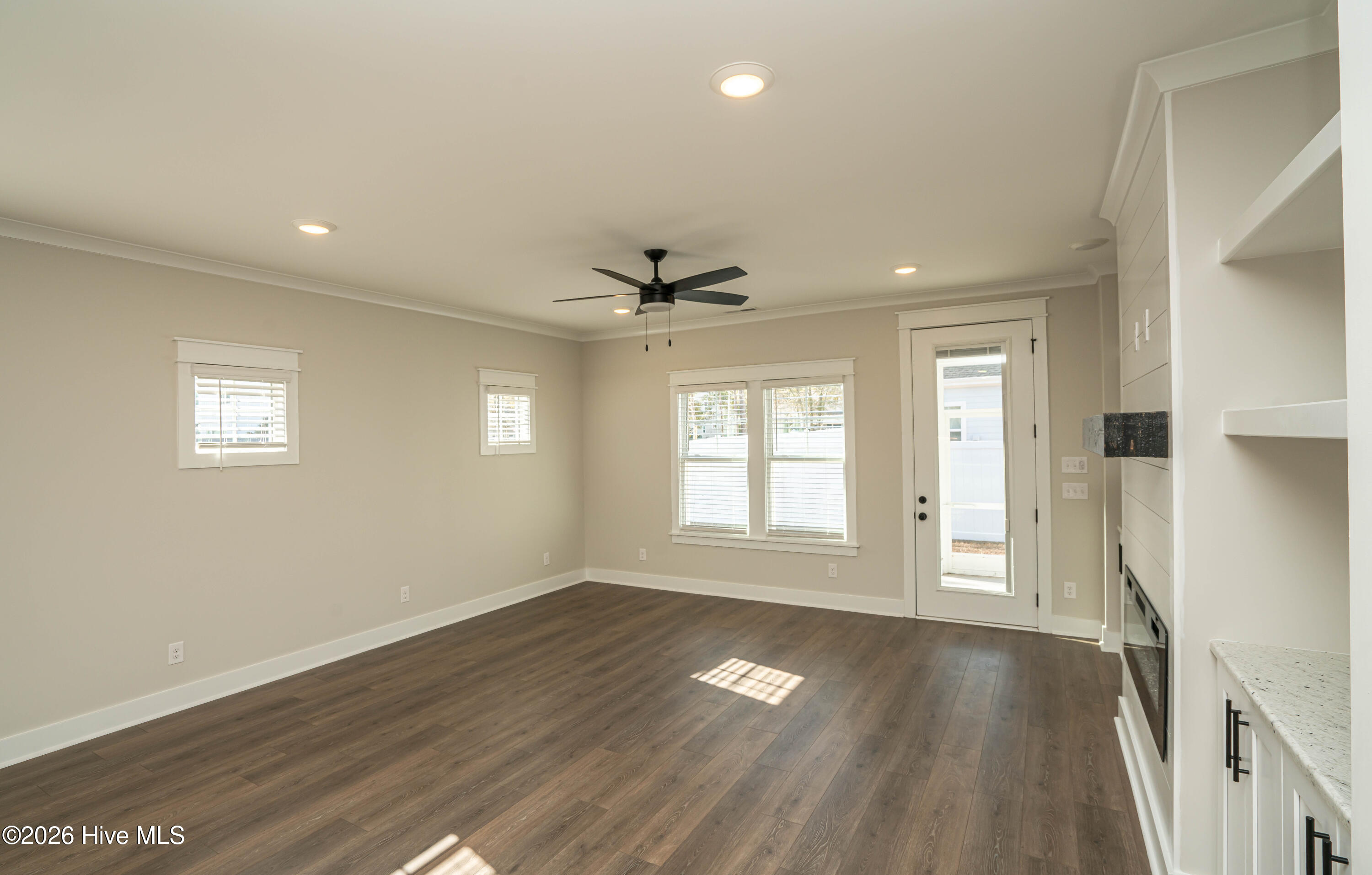 100548241 | Photo 32