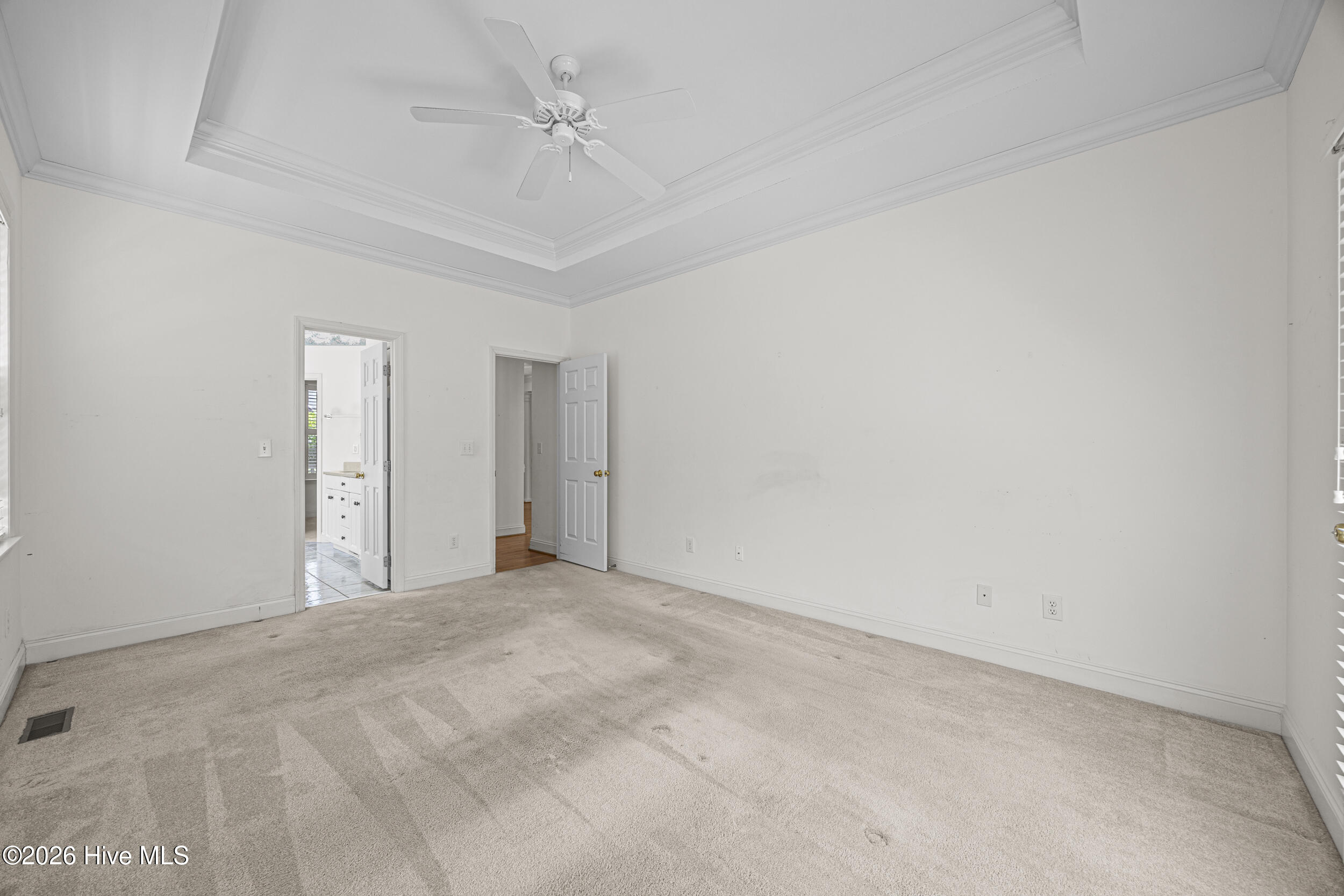 100569840 | Photo 12