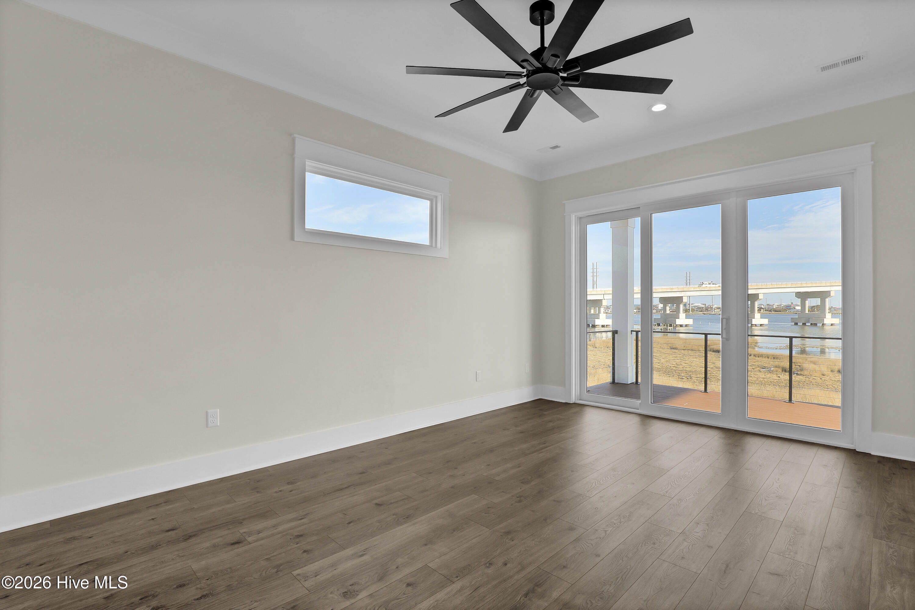 100556414 | Photo 30