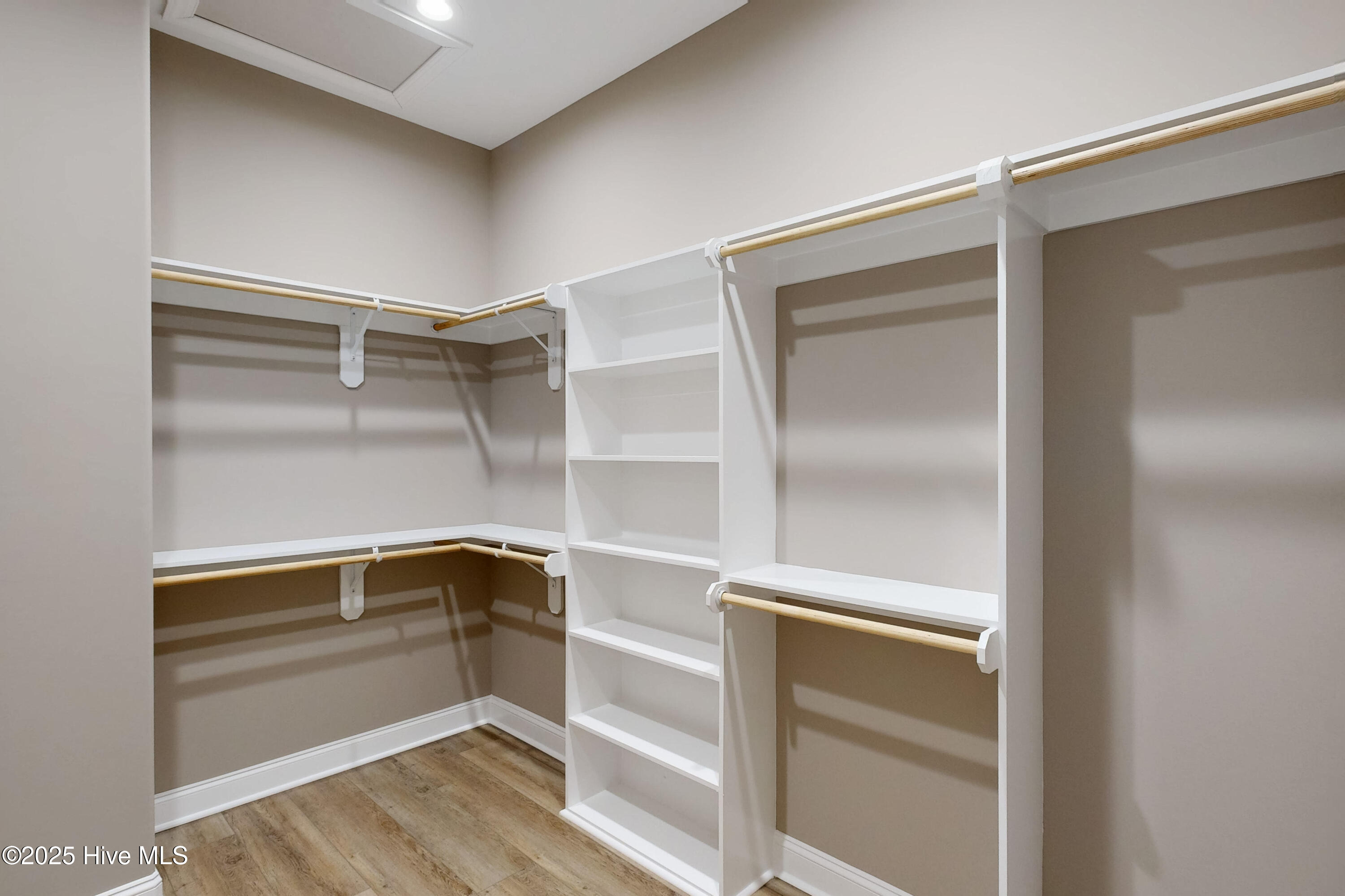 100534156 | Photo 30