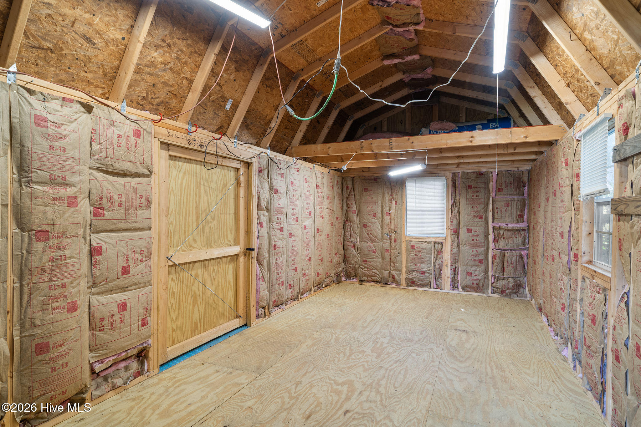 100568414 | Photo 34