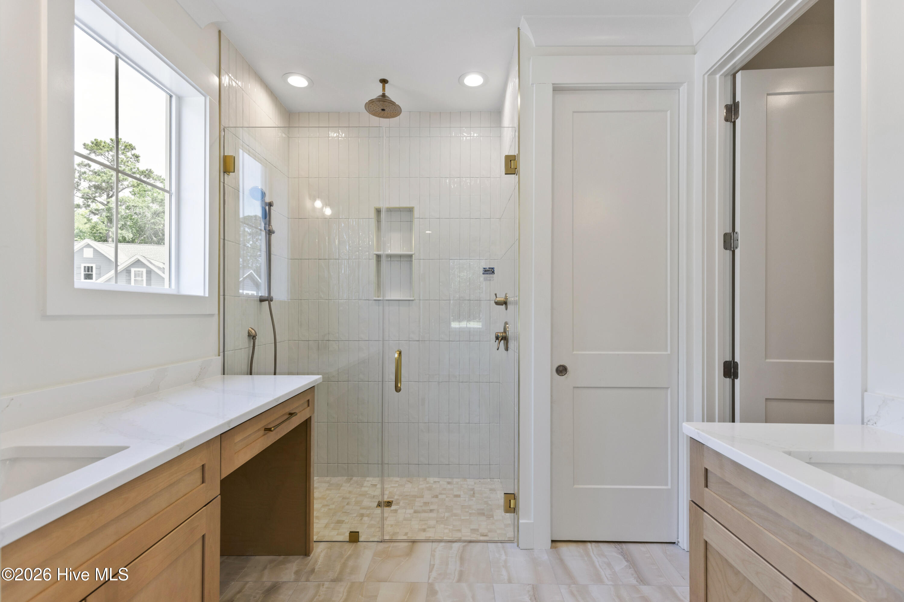 100553830 | Photo 24