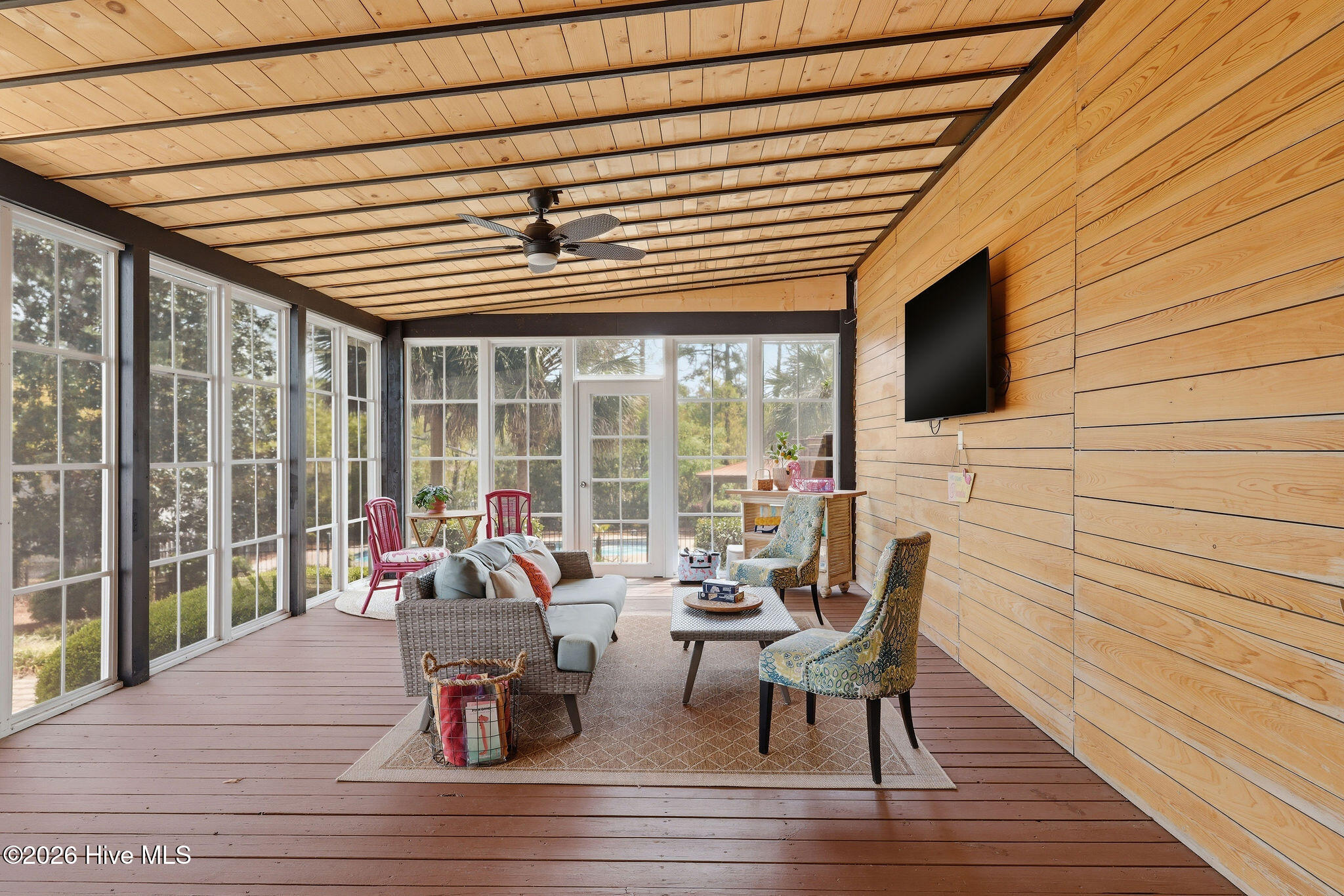 100565537 | Photo 43