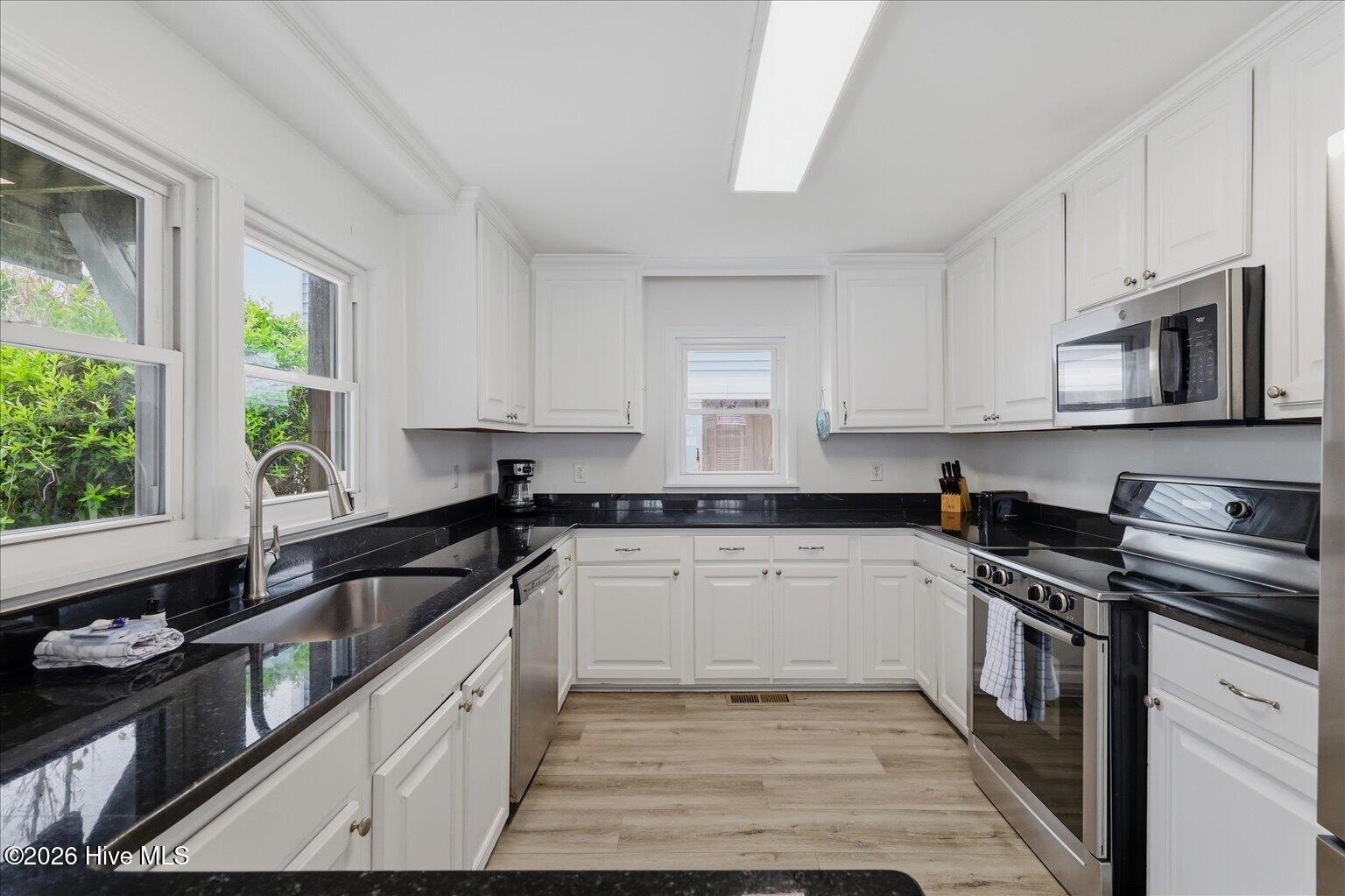 100570528 | Photo 23