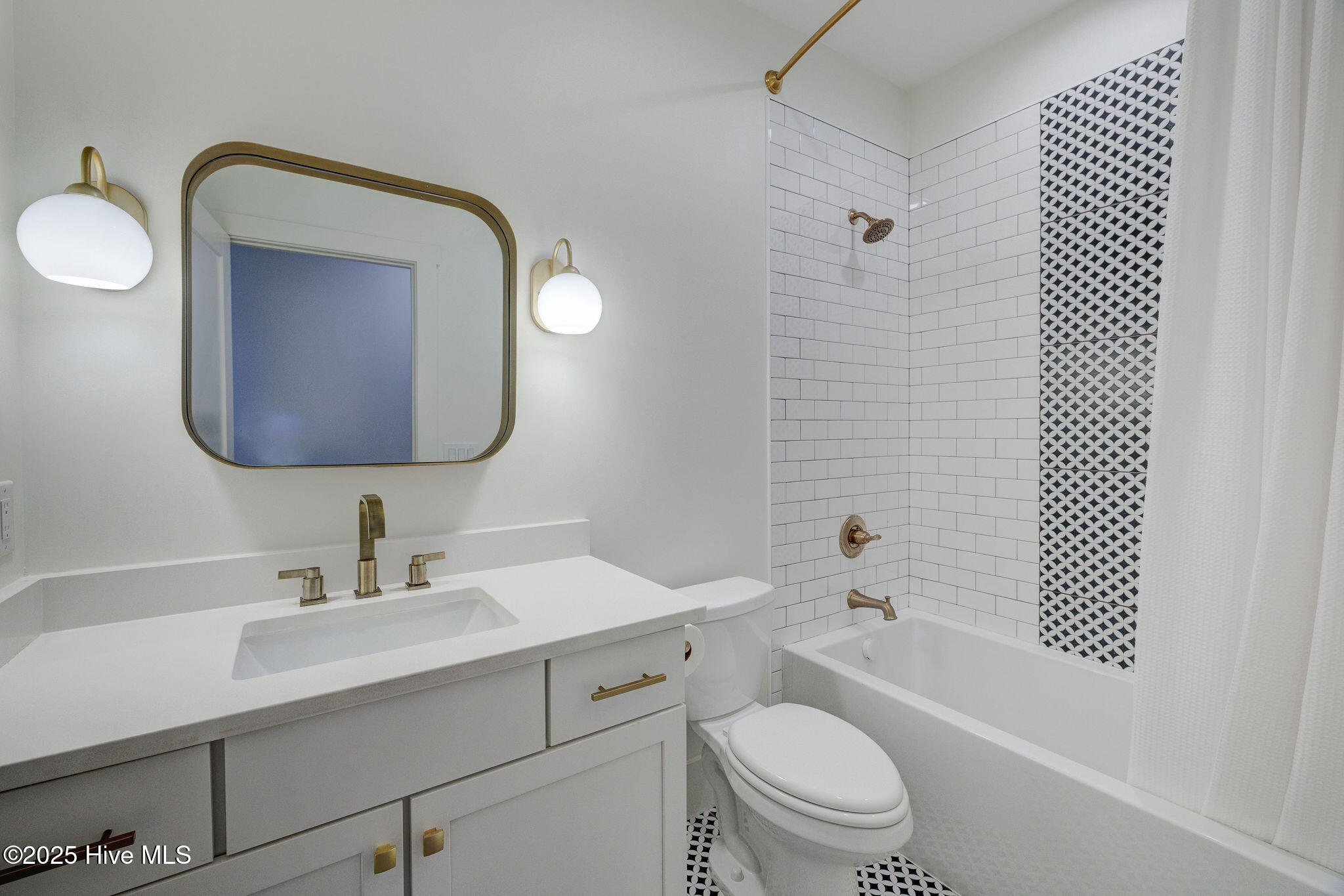 100556089 | Photo 44