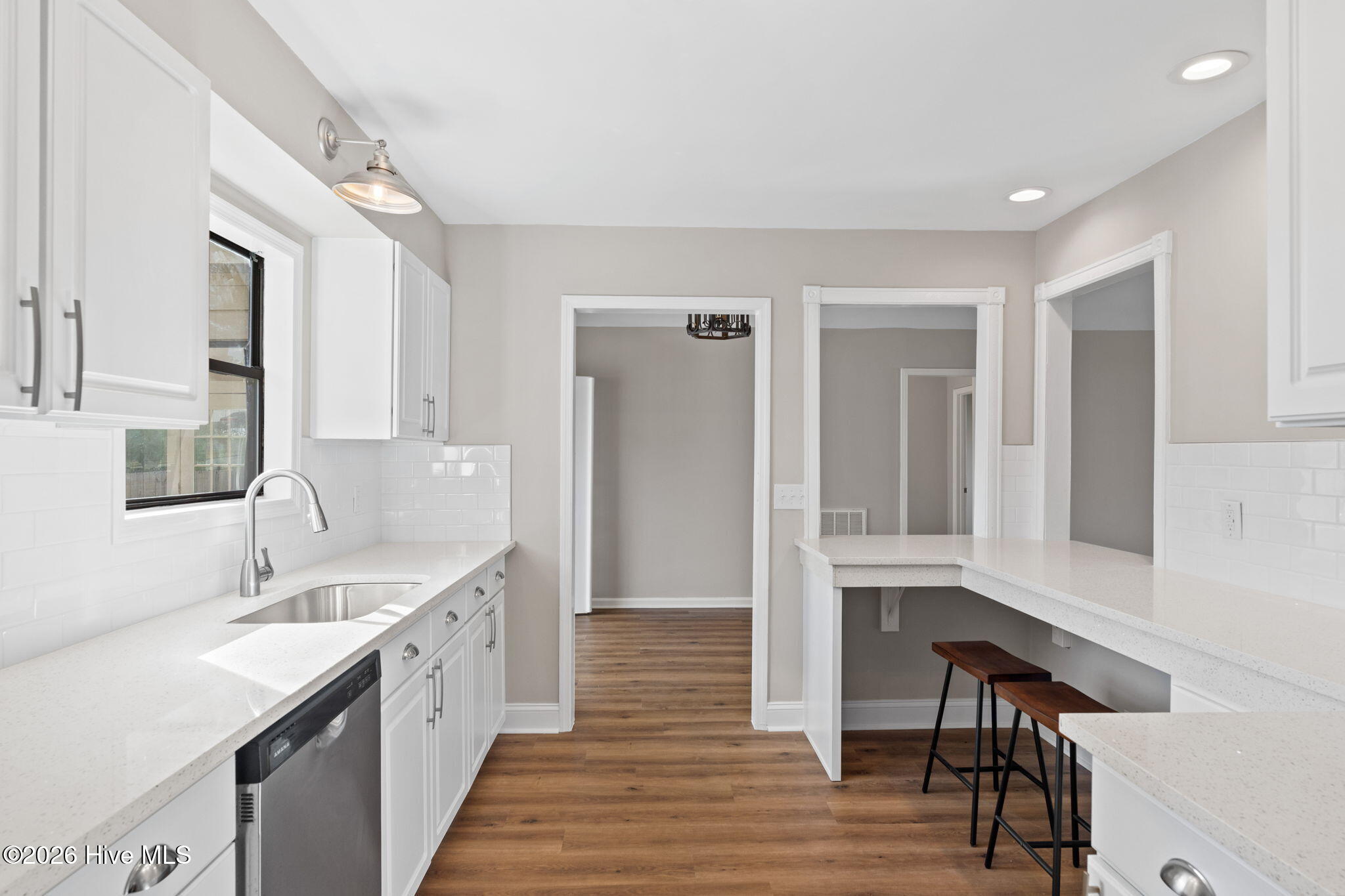 100562067 | Photo 32