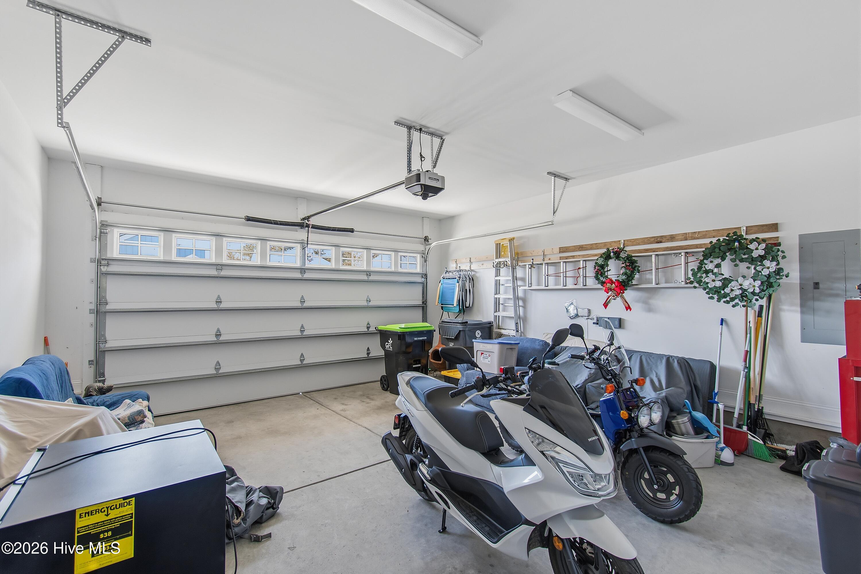 100563777 | Photo 38