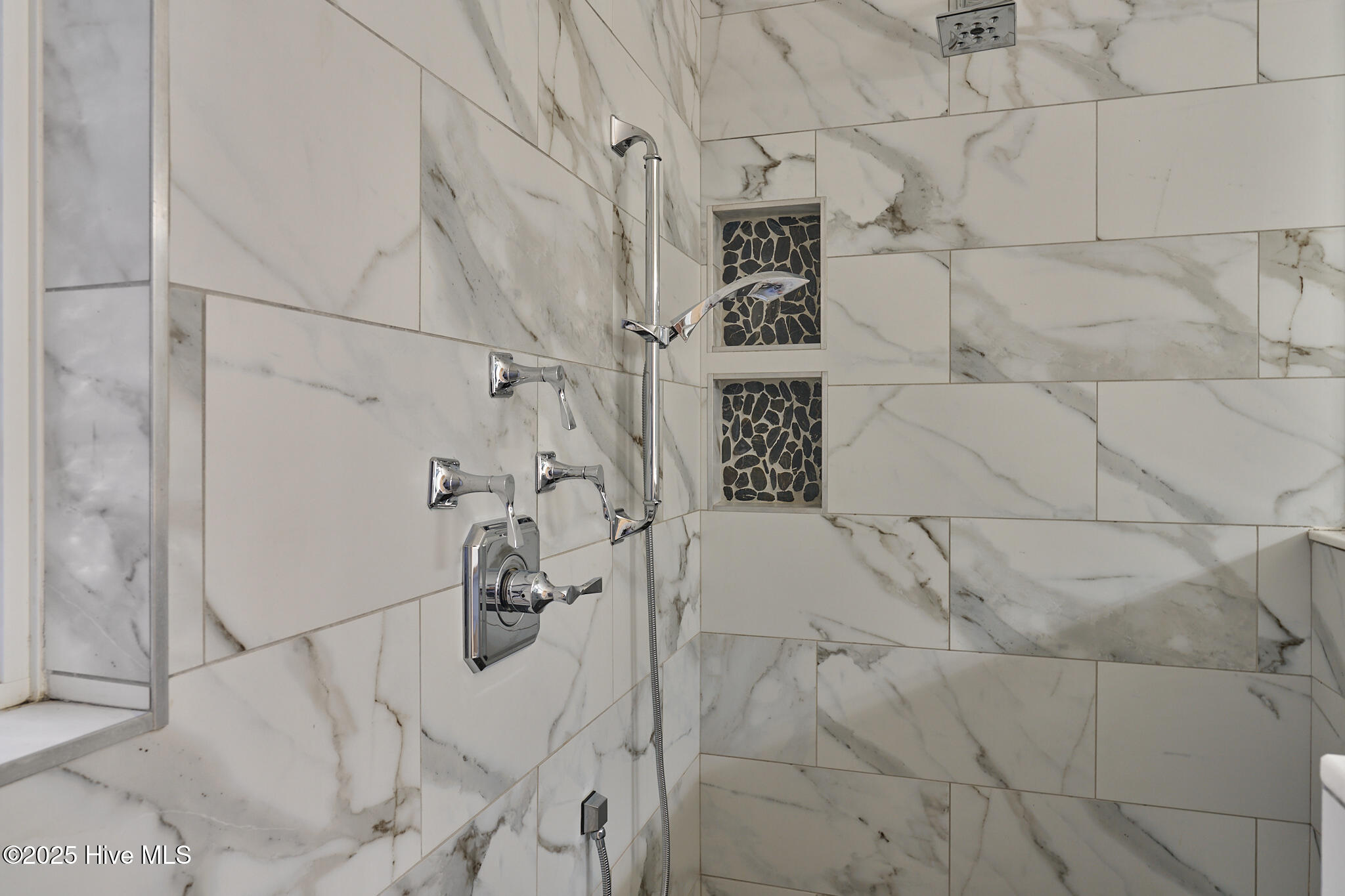 100542410 | Photo 21