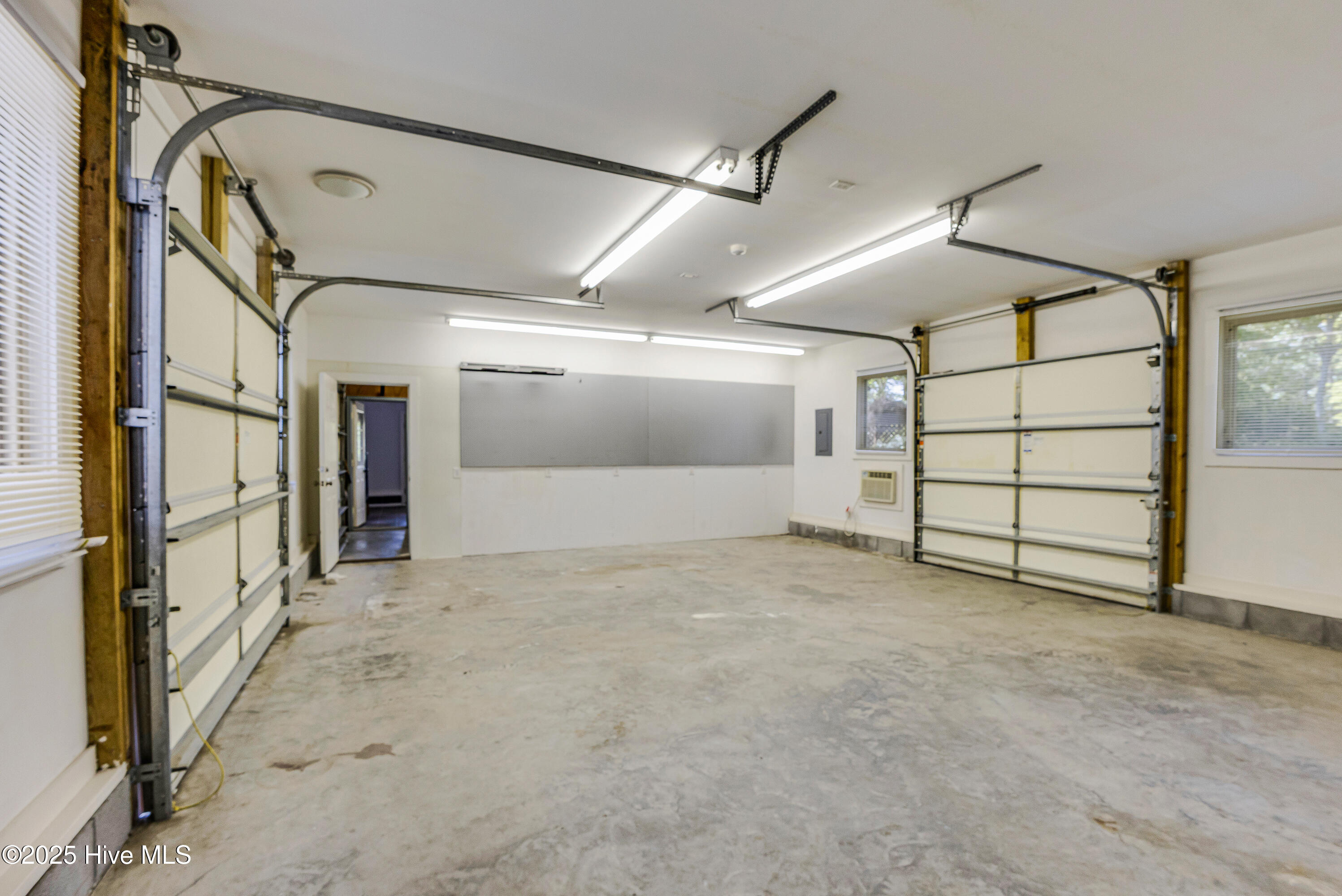 100538127 | Photo 37