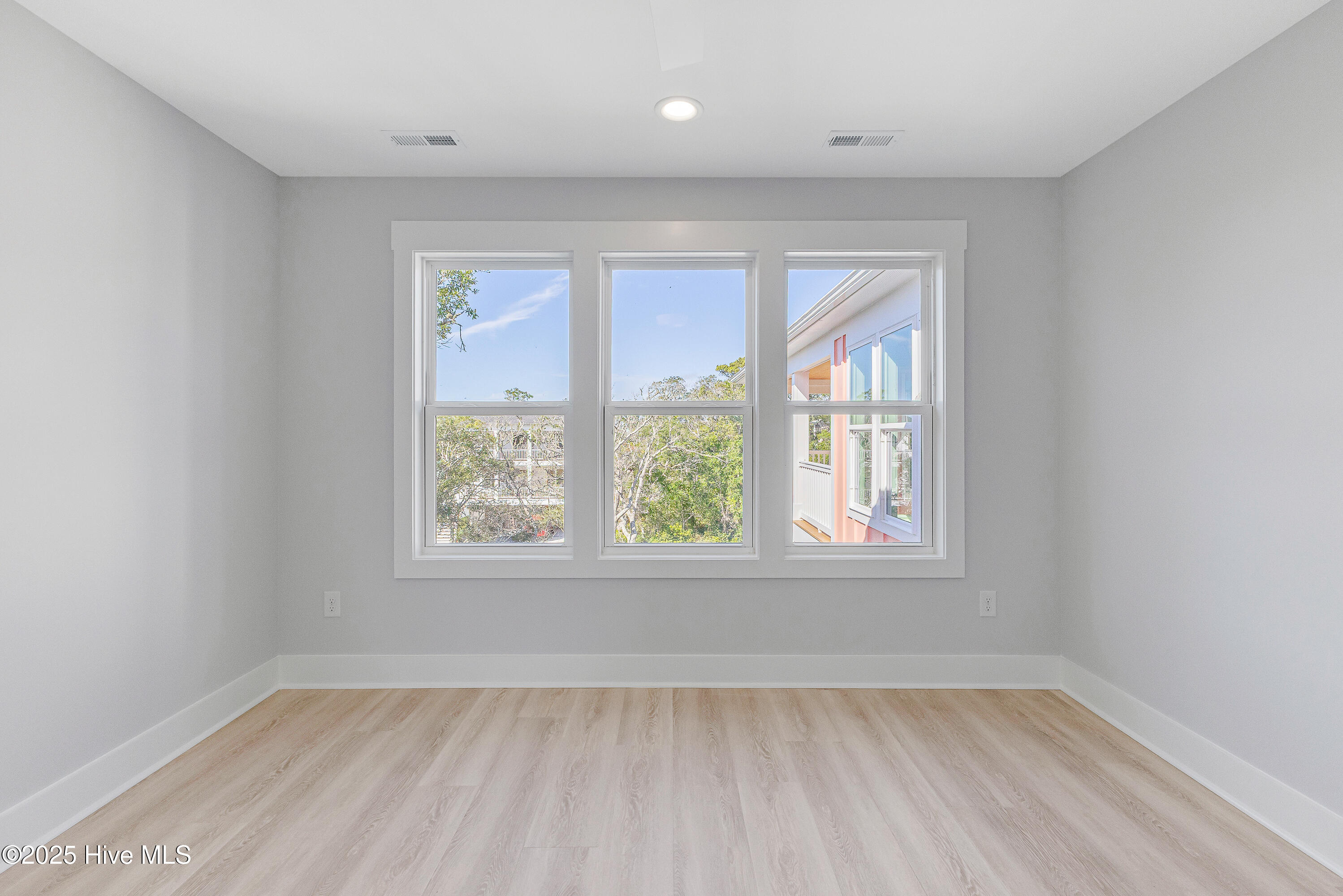 100535613 | Photo 27