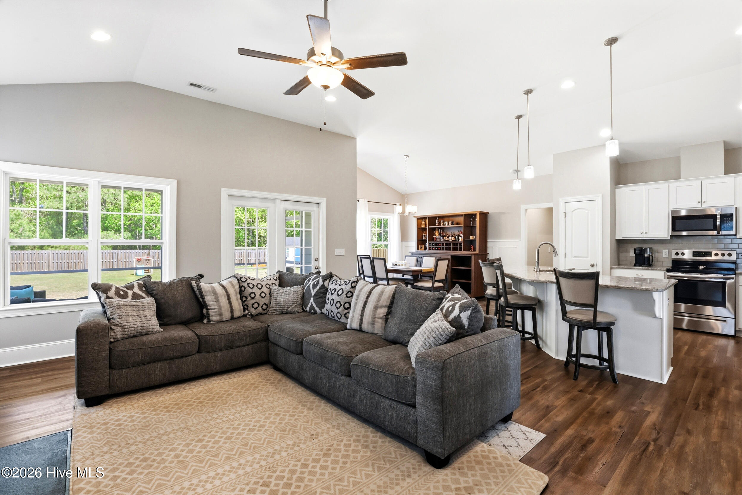 100569214 | Photo 10