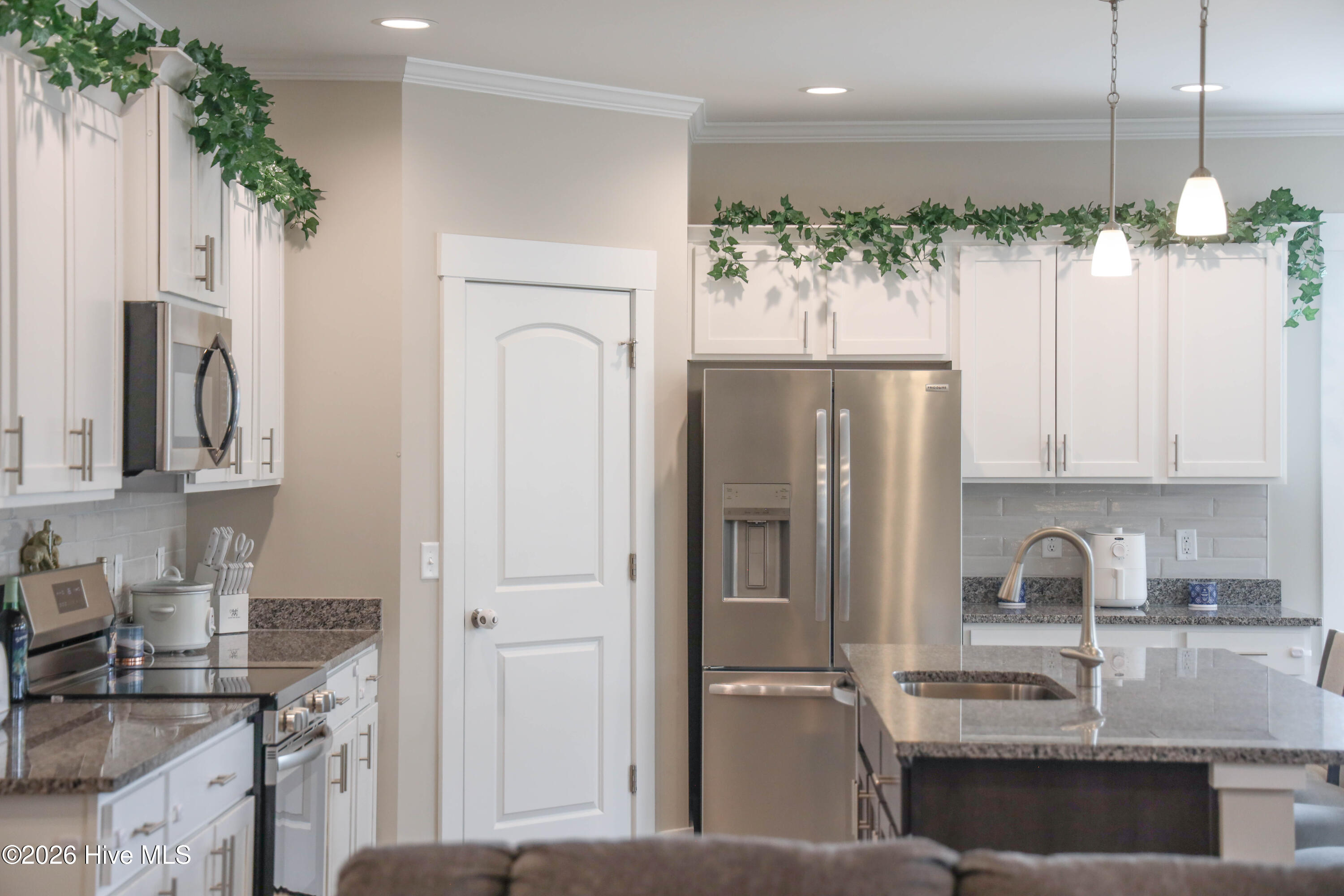 100560693 | Photo 11