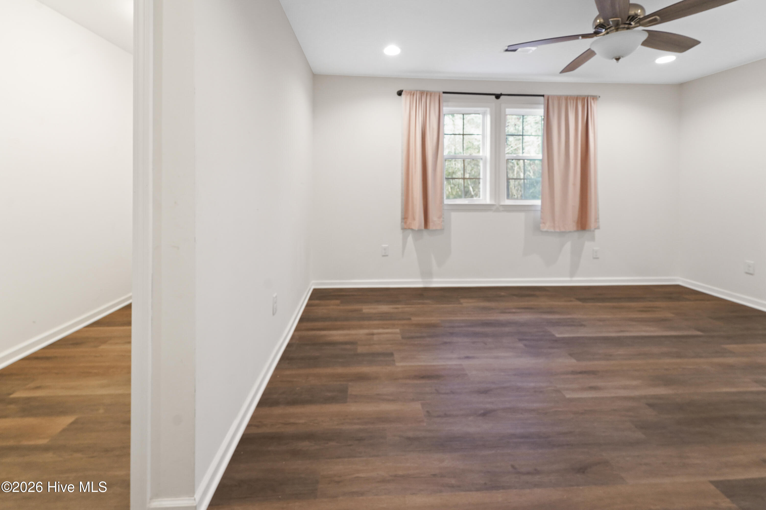 100548487 | Photo 24