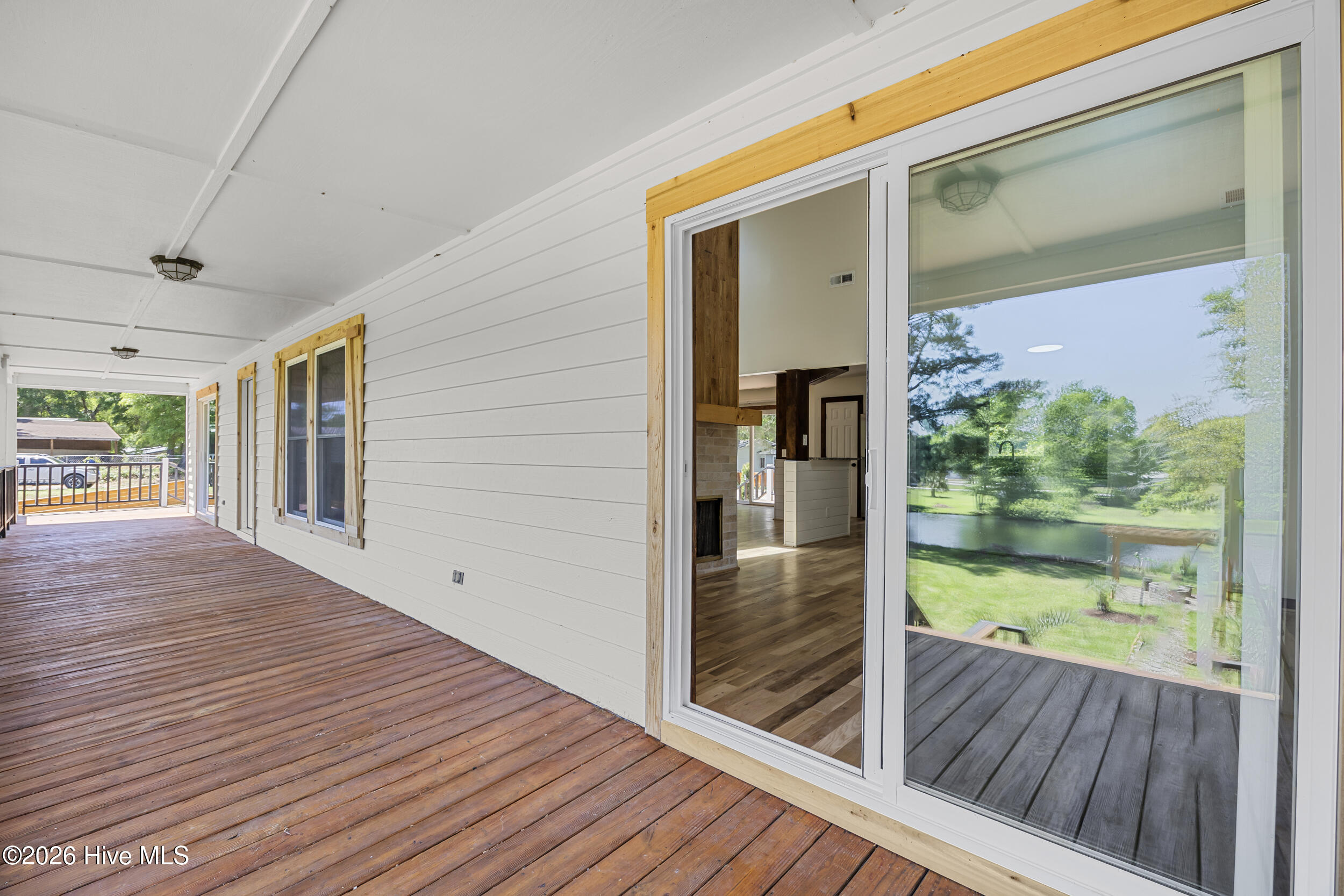 100568945 | Photo 11