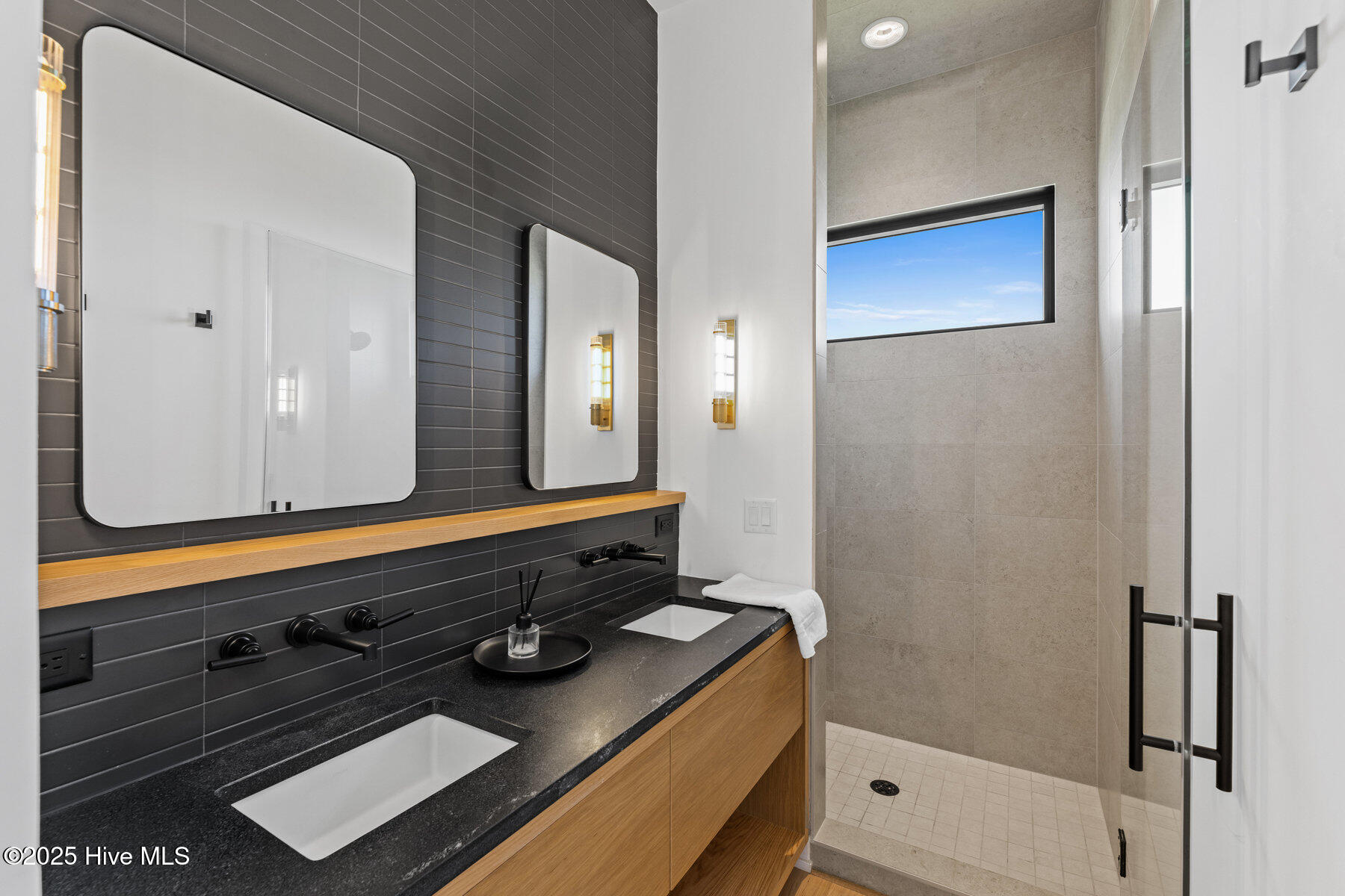 100535055 | Photo 43