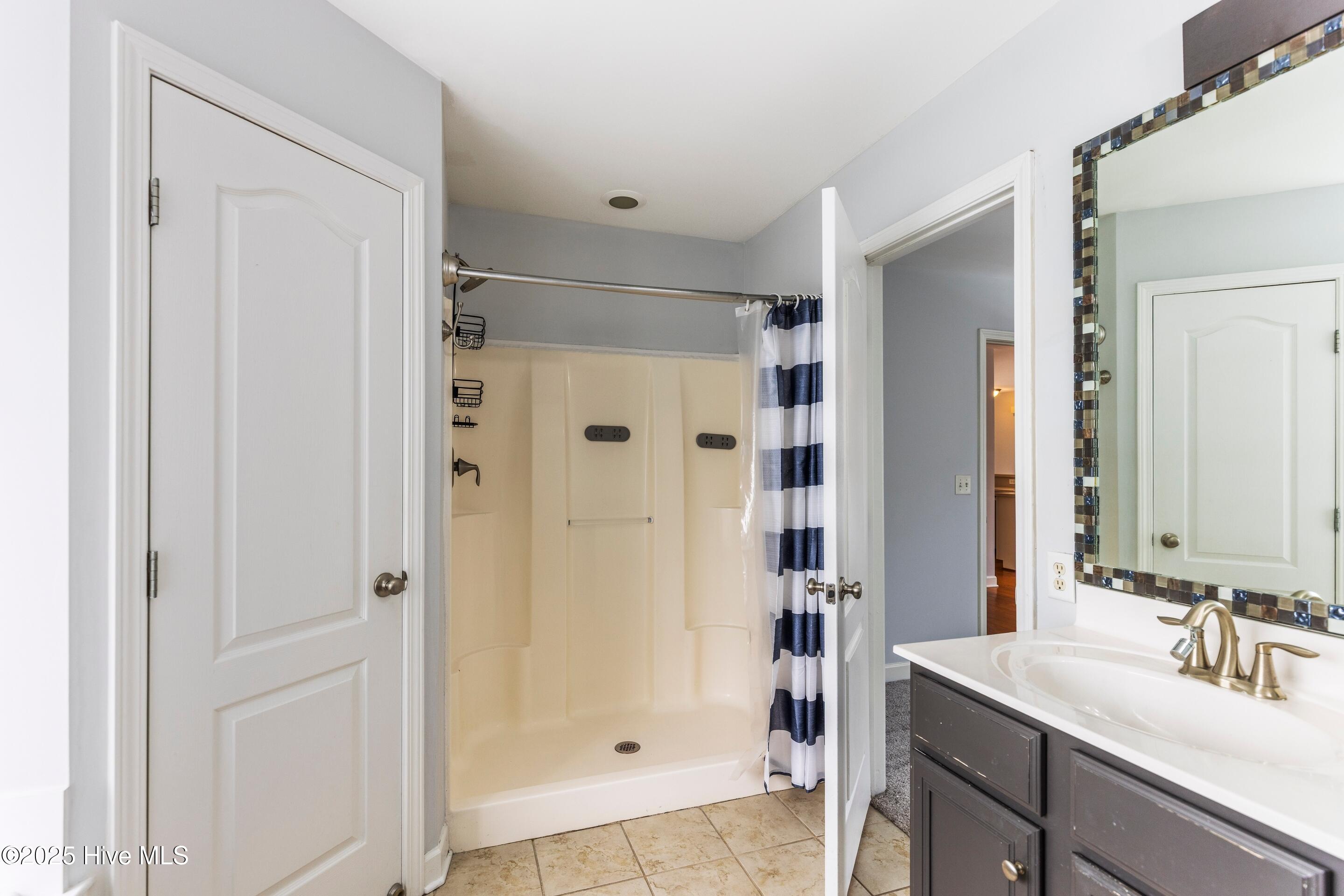 100527201 | Photo 27