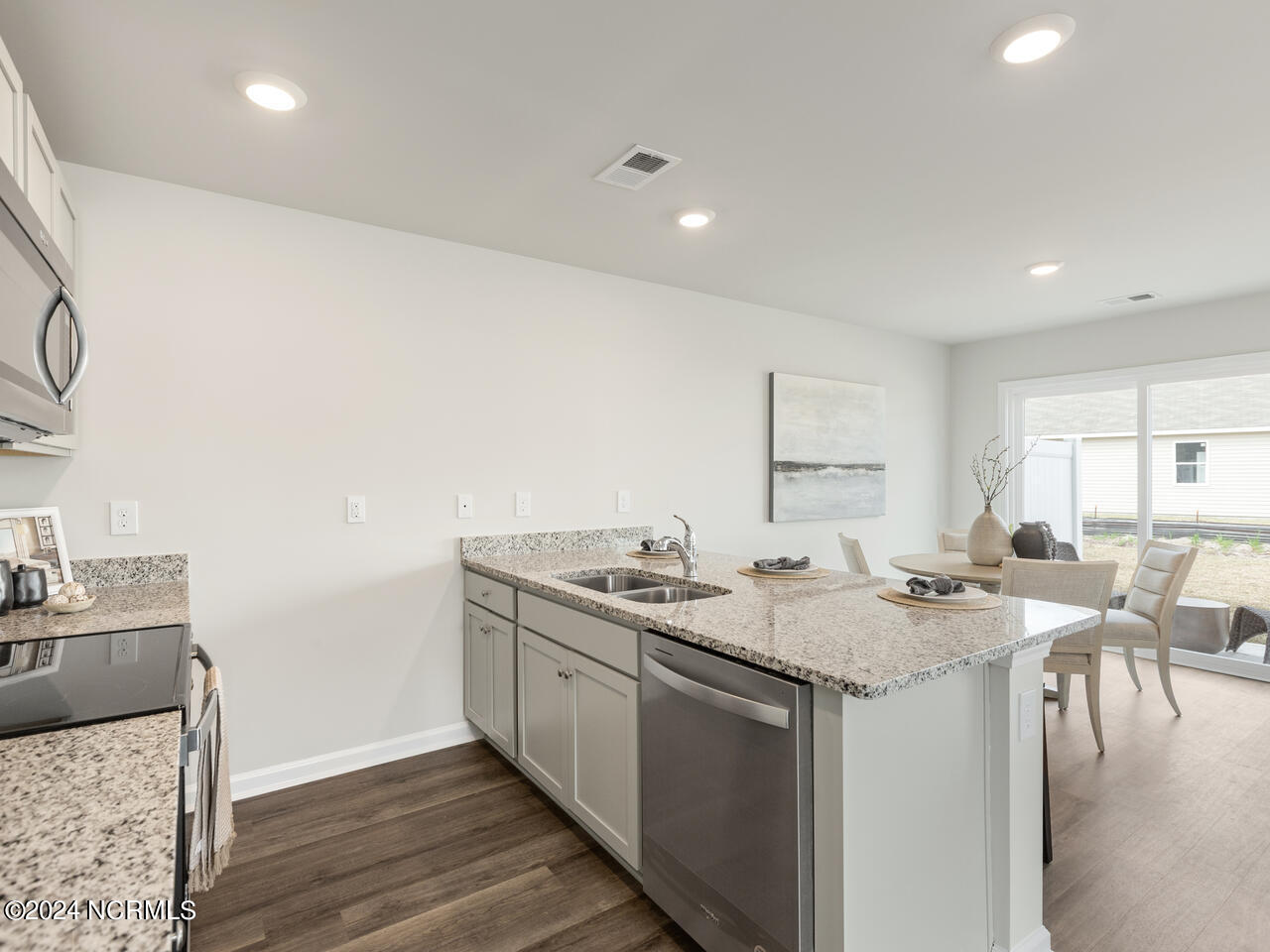 100568243 | Photo 13