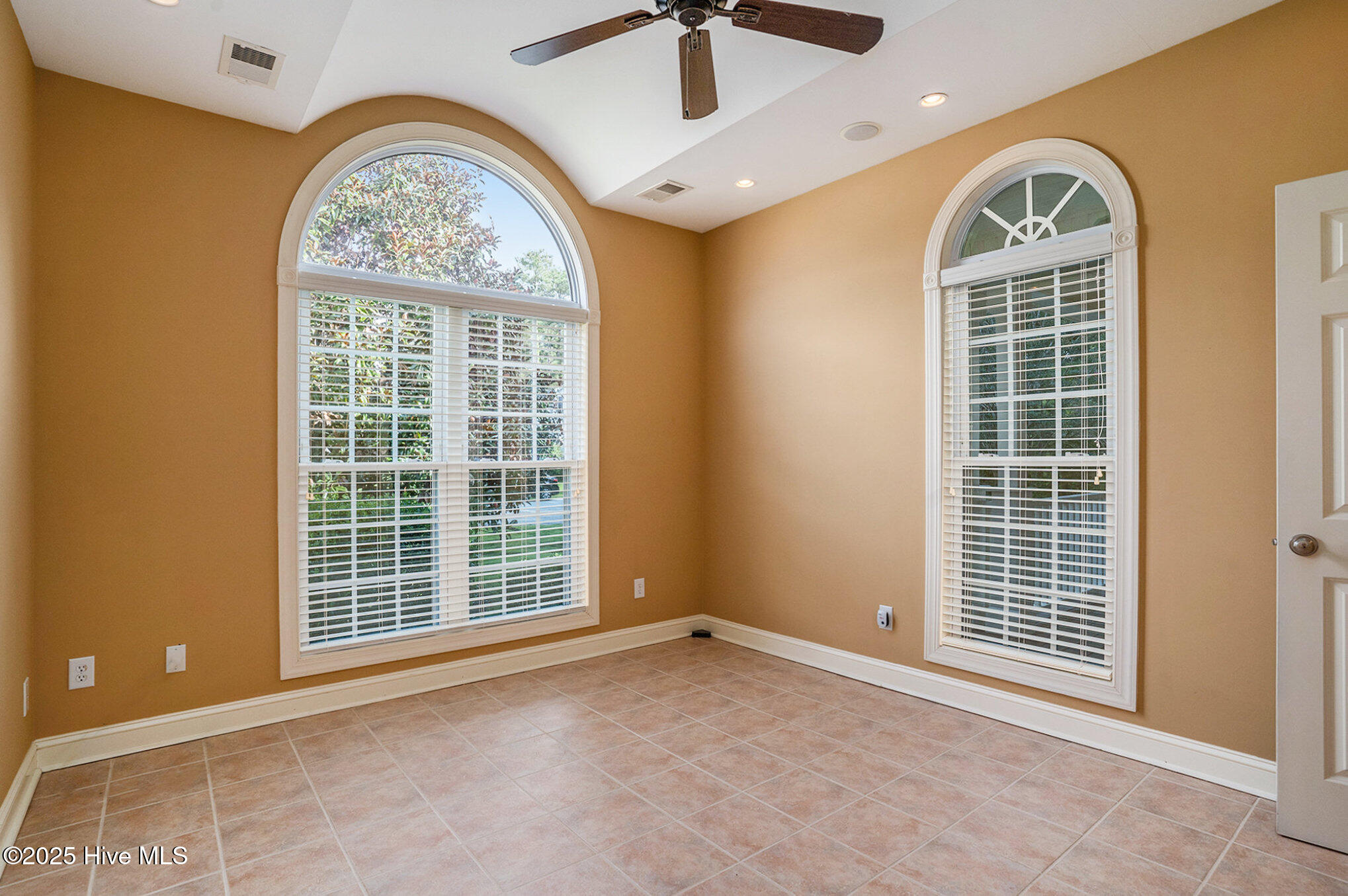 100528380 | Photo 14