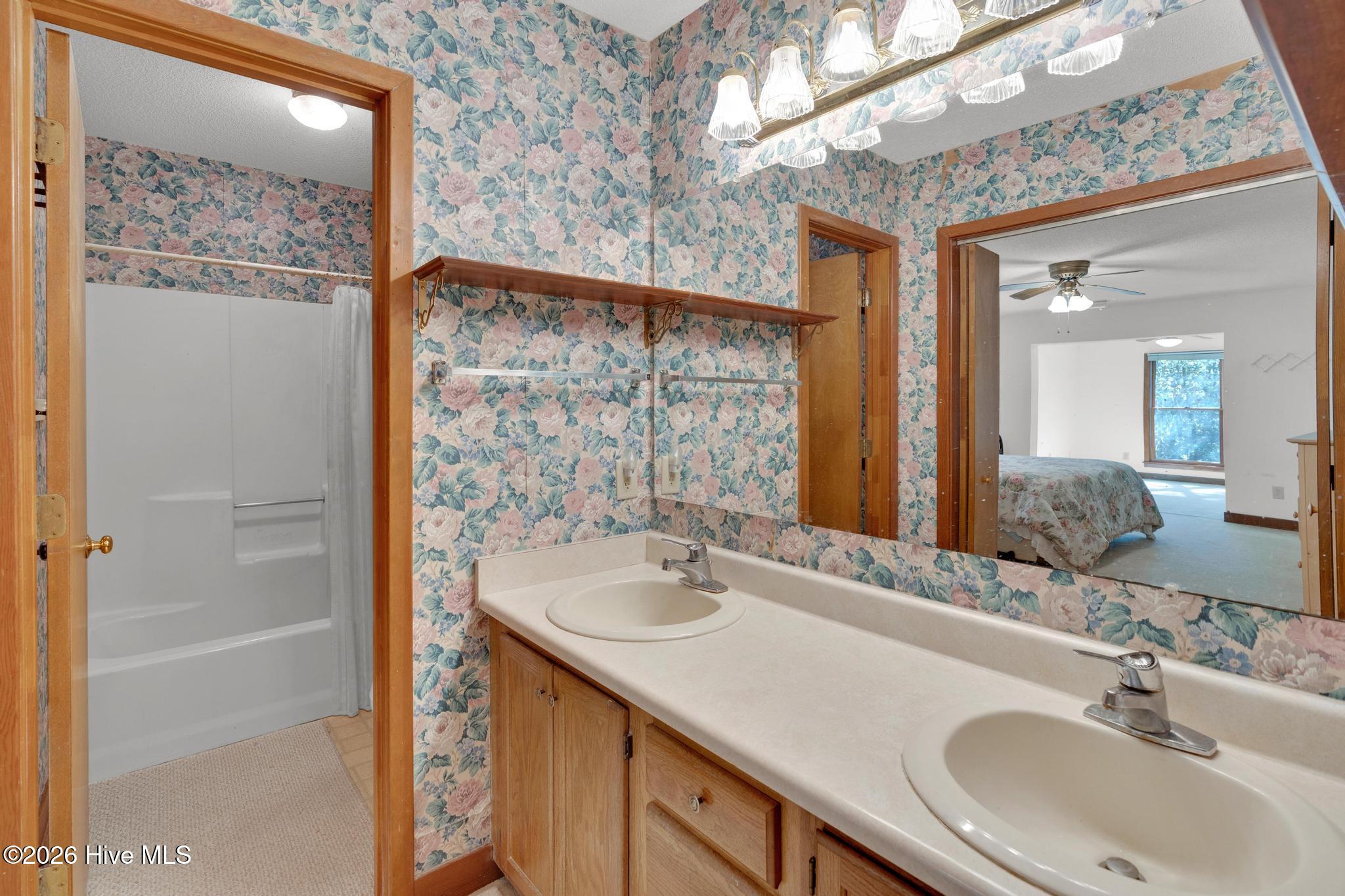 100561696 | Photo 40