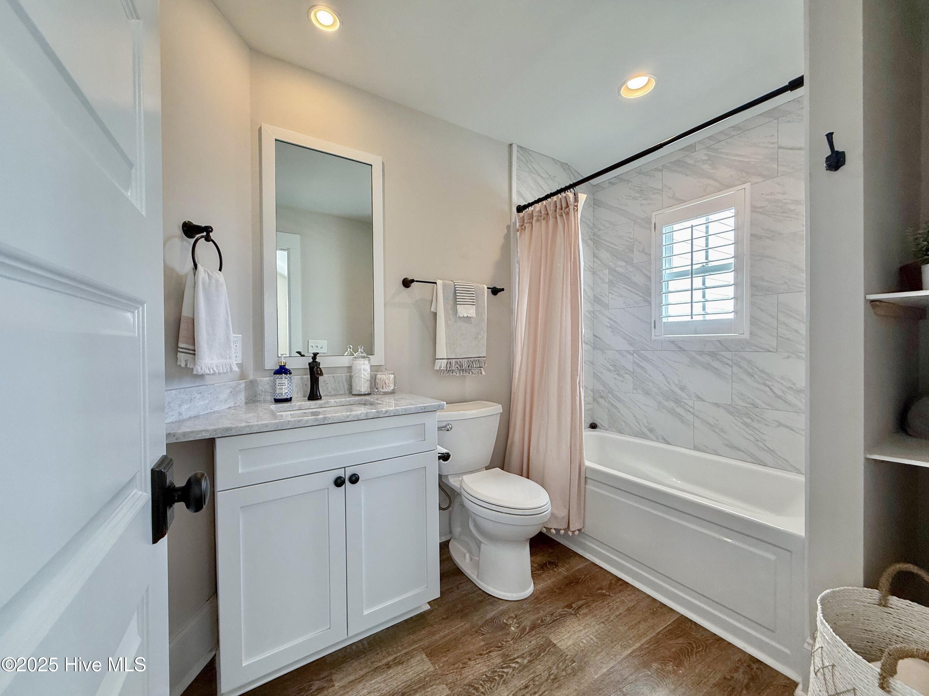 100556308 | Photo 70