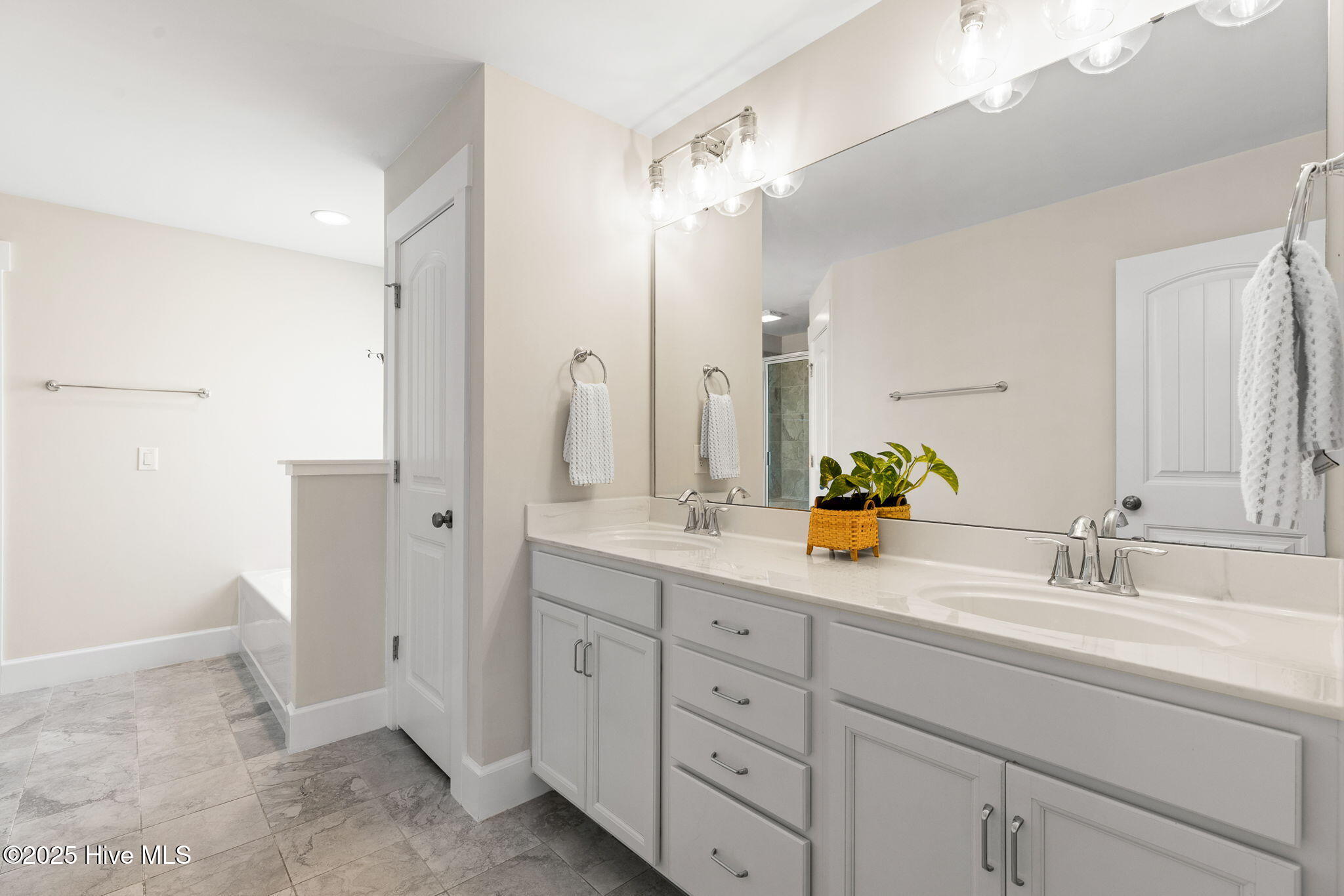 100547304 | Photo 33