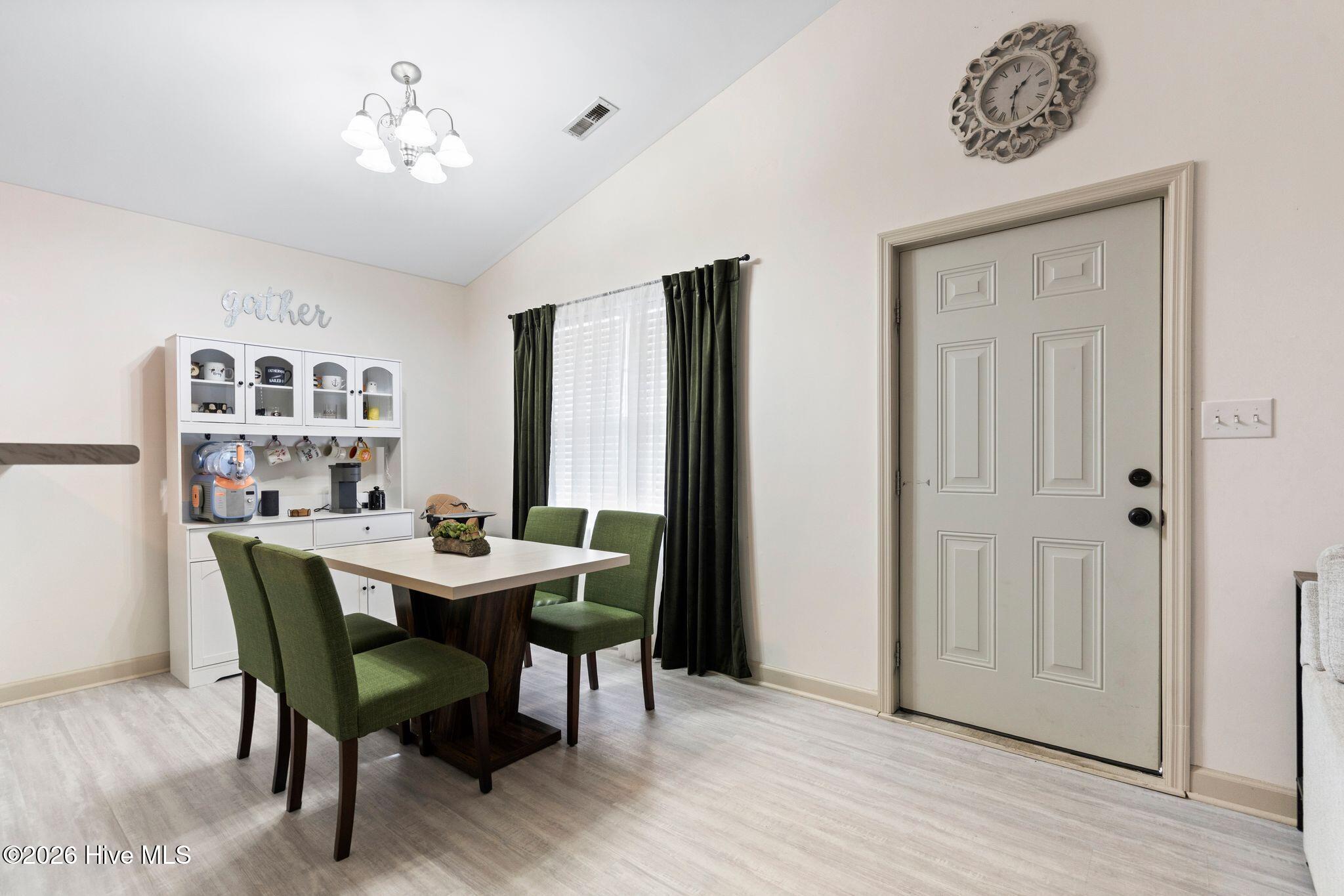 100556987 | Photo 12