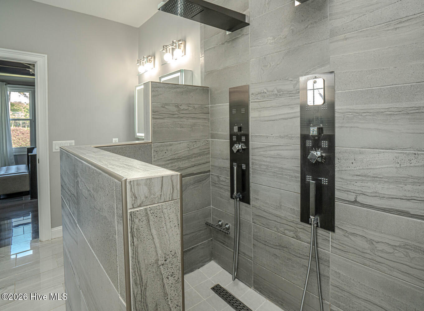 100561911 | Photo 36