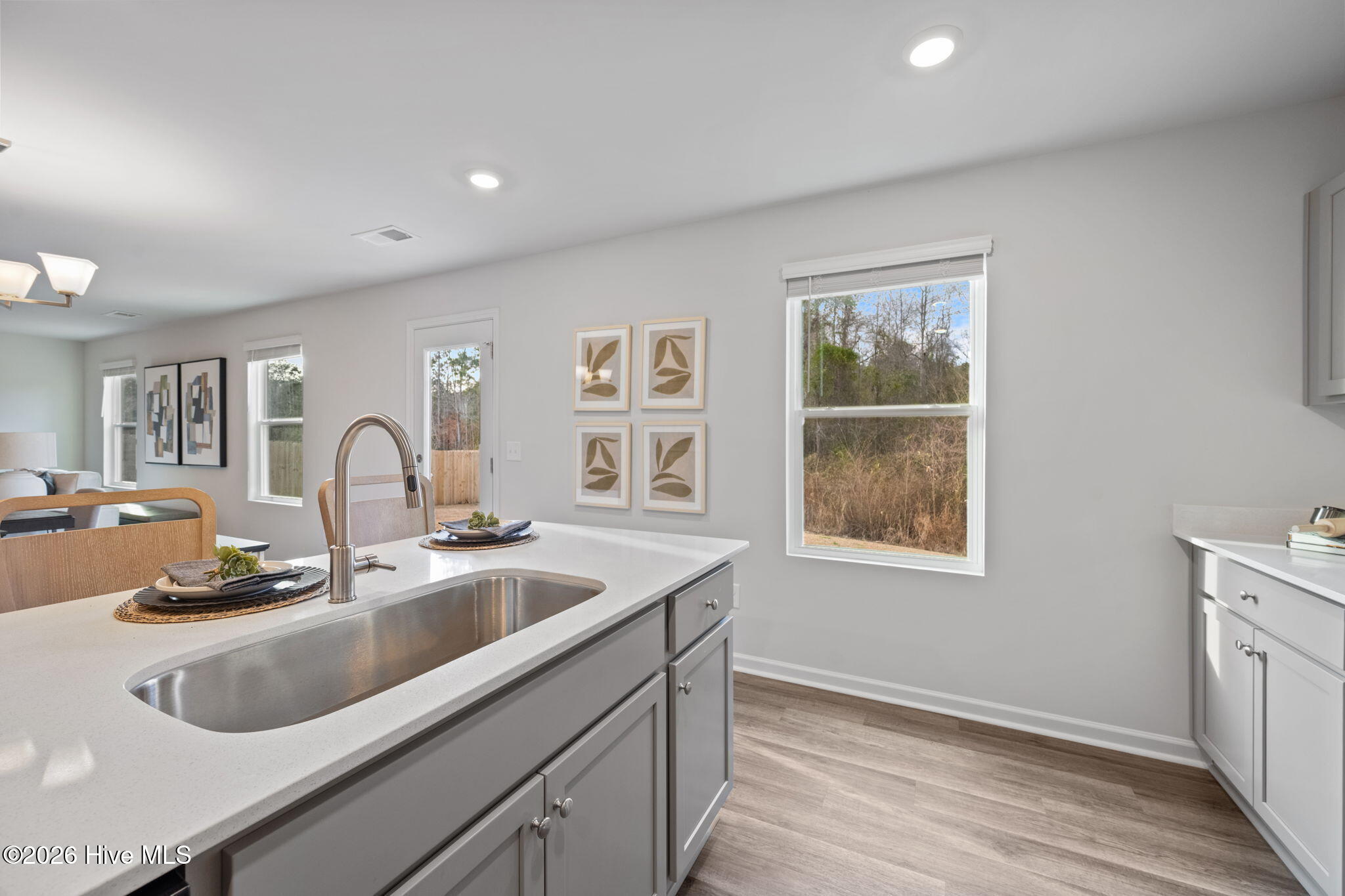 100561860 | Photo 11