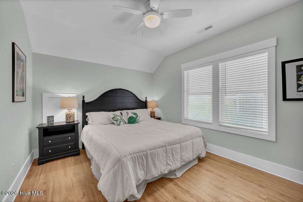 100561584 | Photo 32