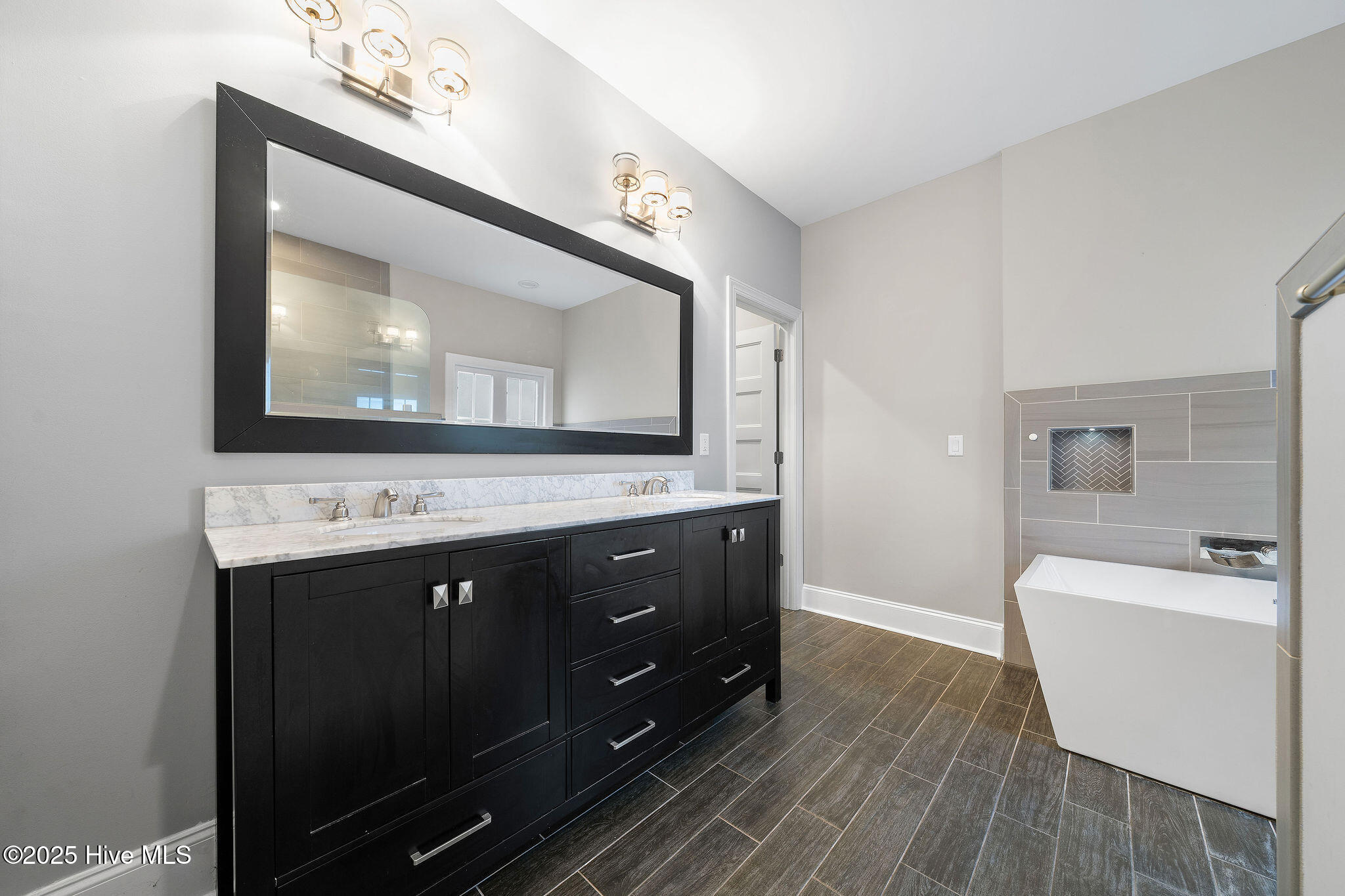 100564106 | Photo 36