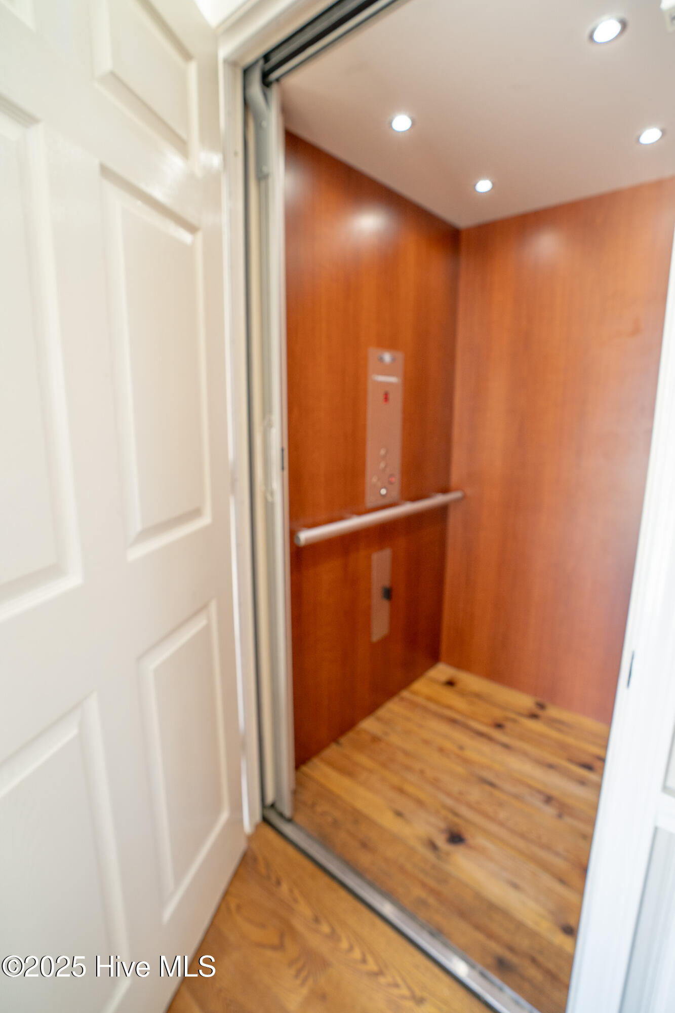 100516311 | Photo 17