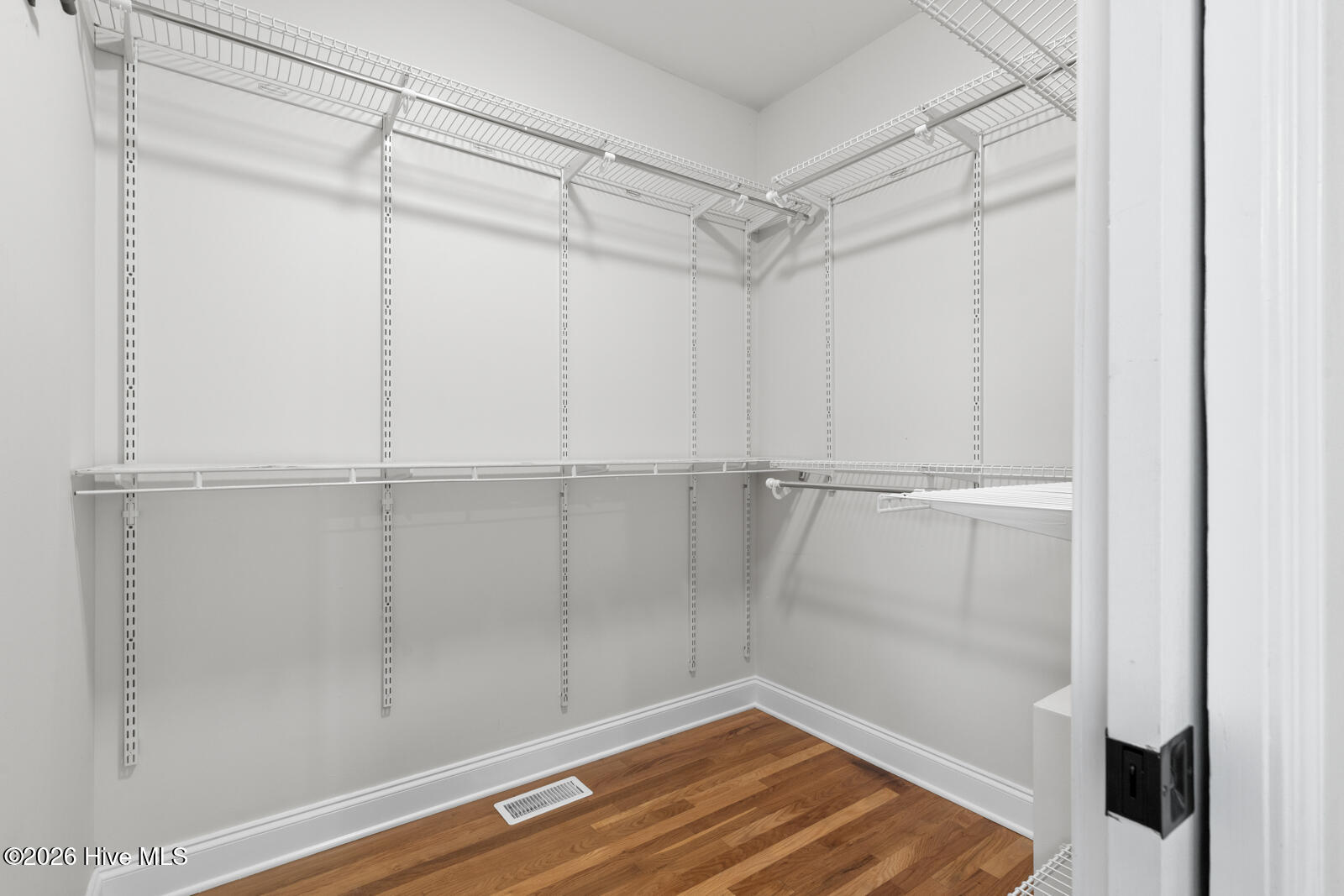 100569189 | Photo 36