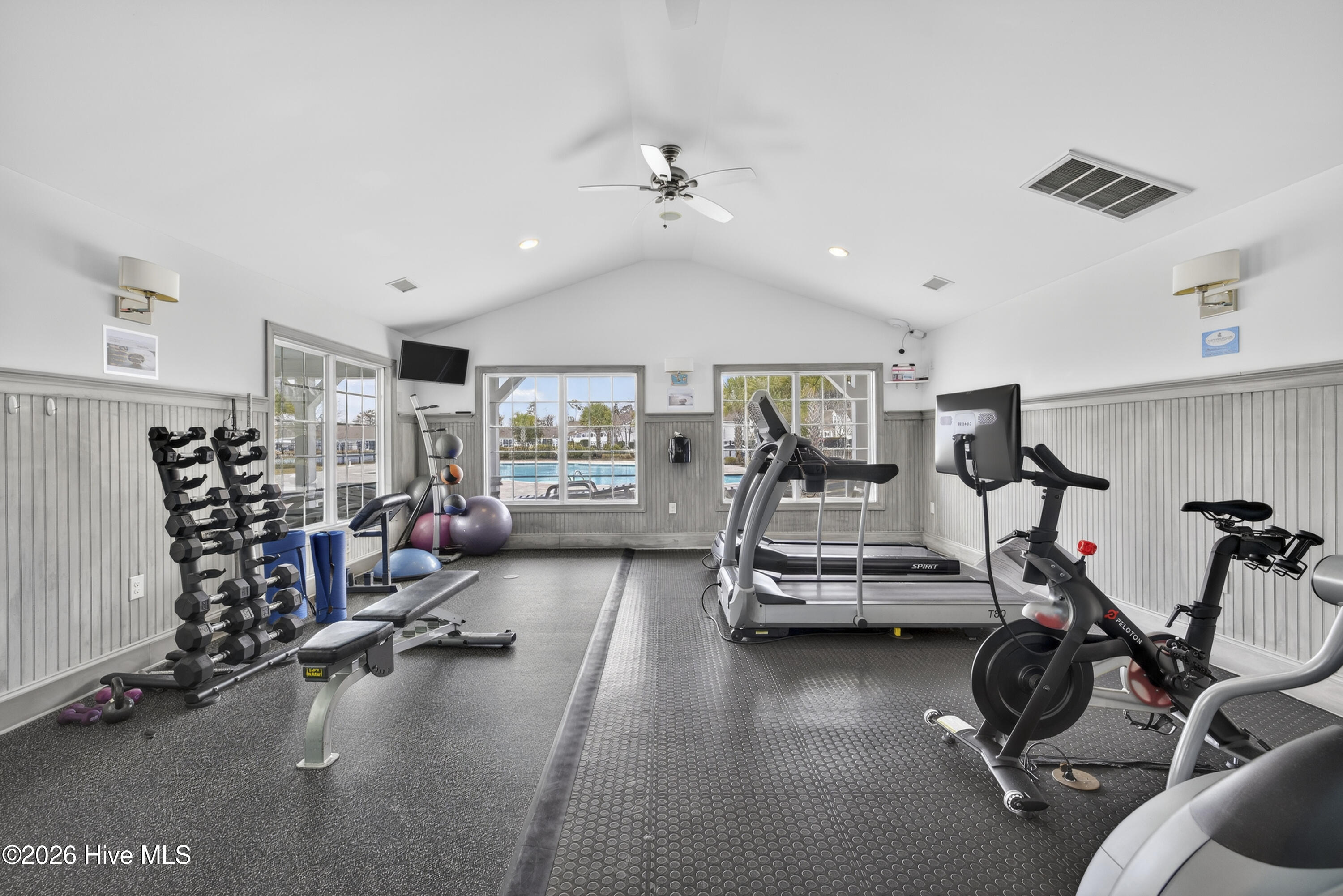 100558263 | Photo 47