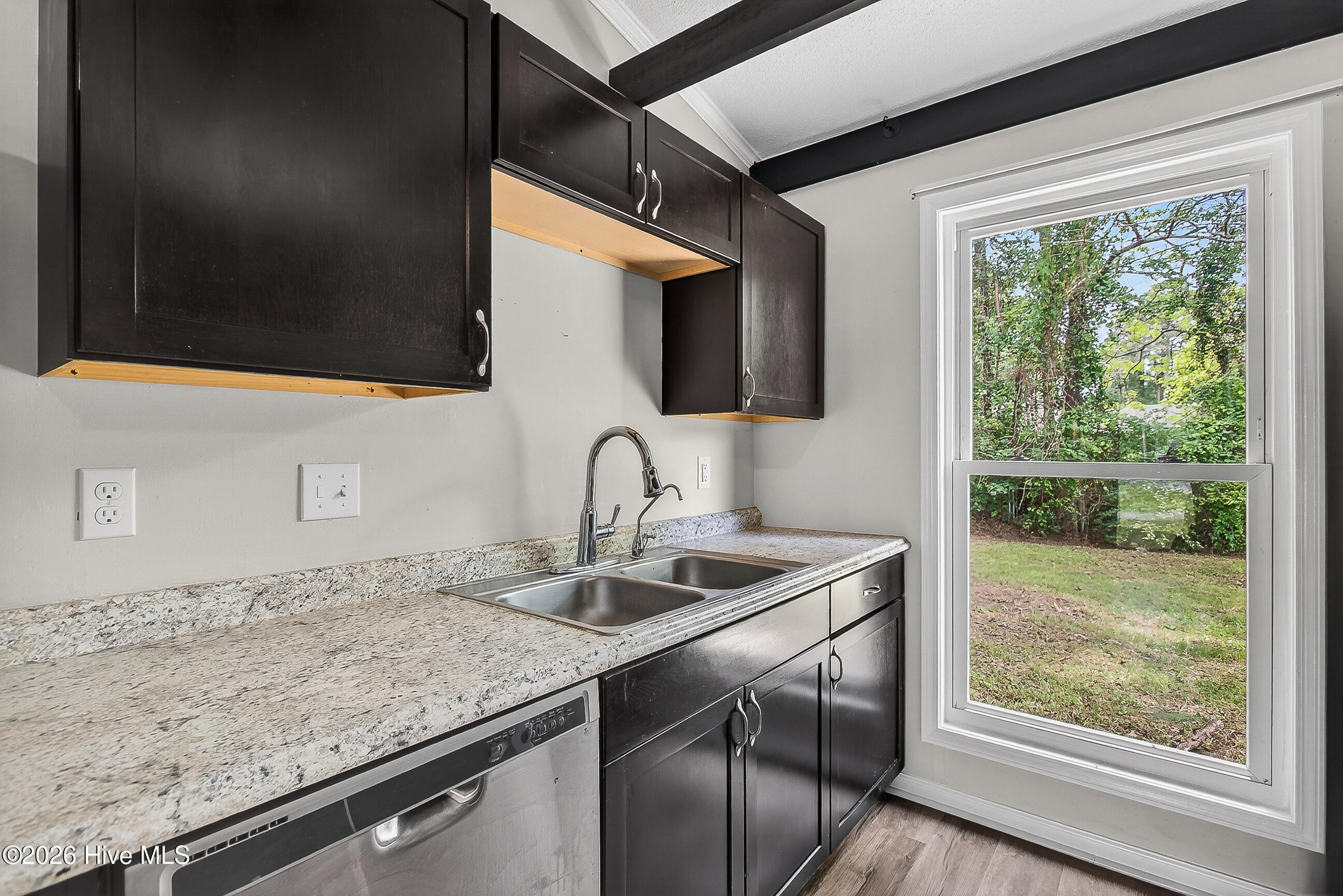 100570580 | Photo 12