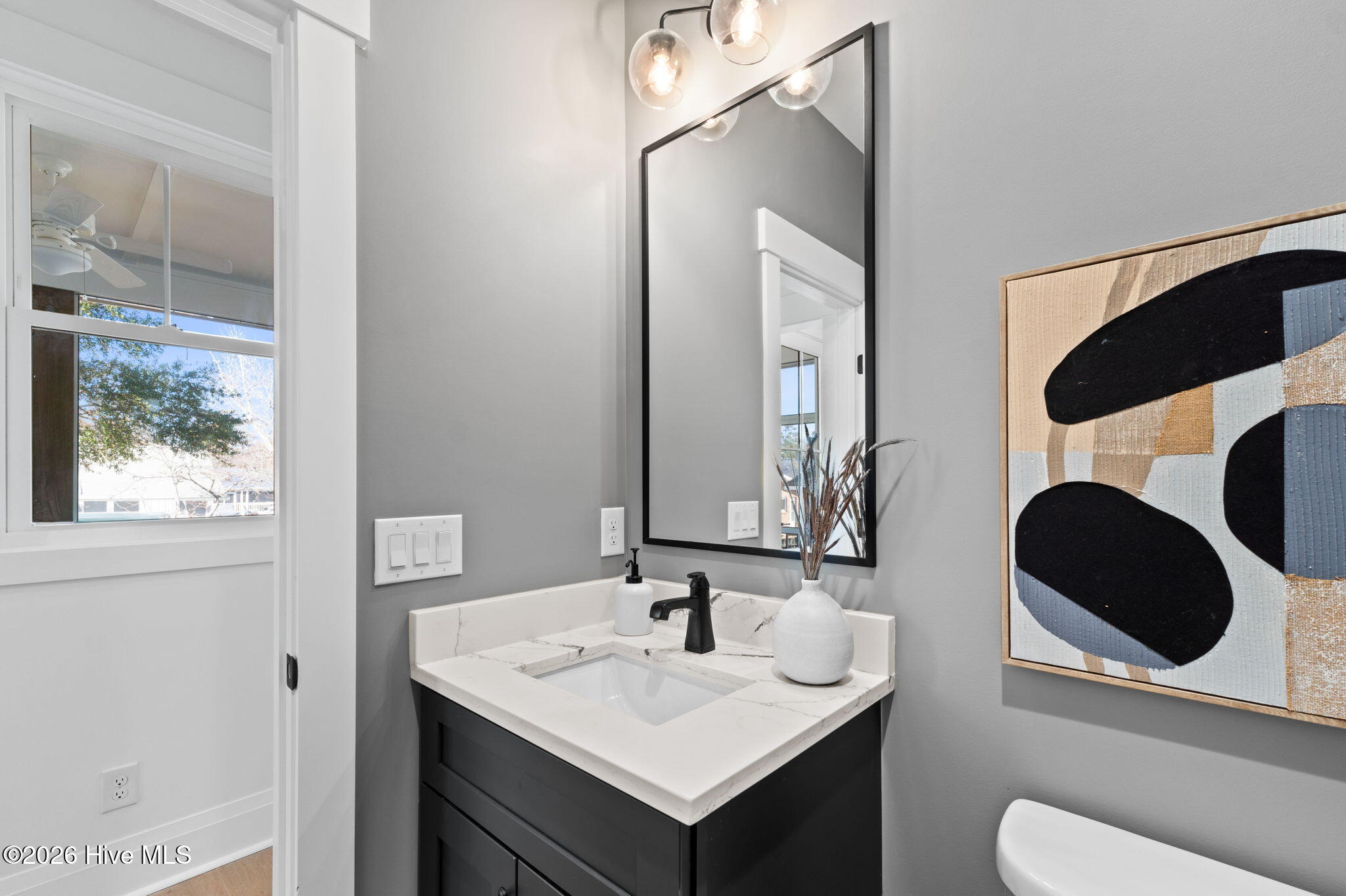 100548911 | Photo 31