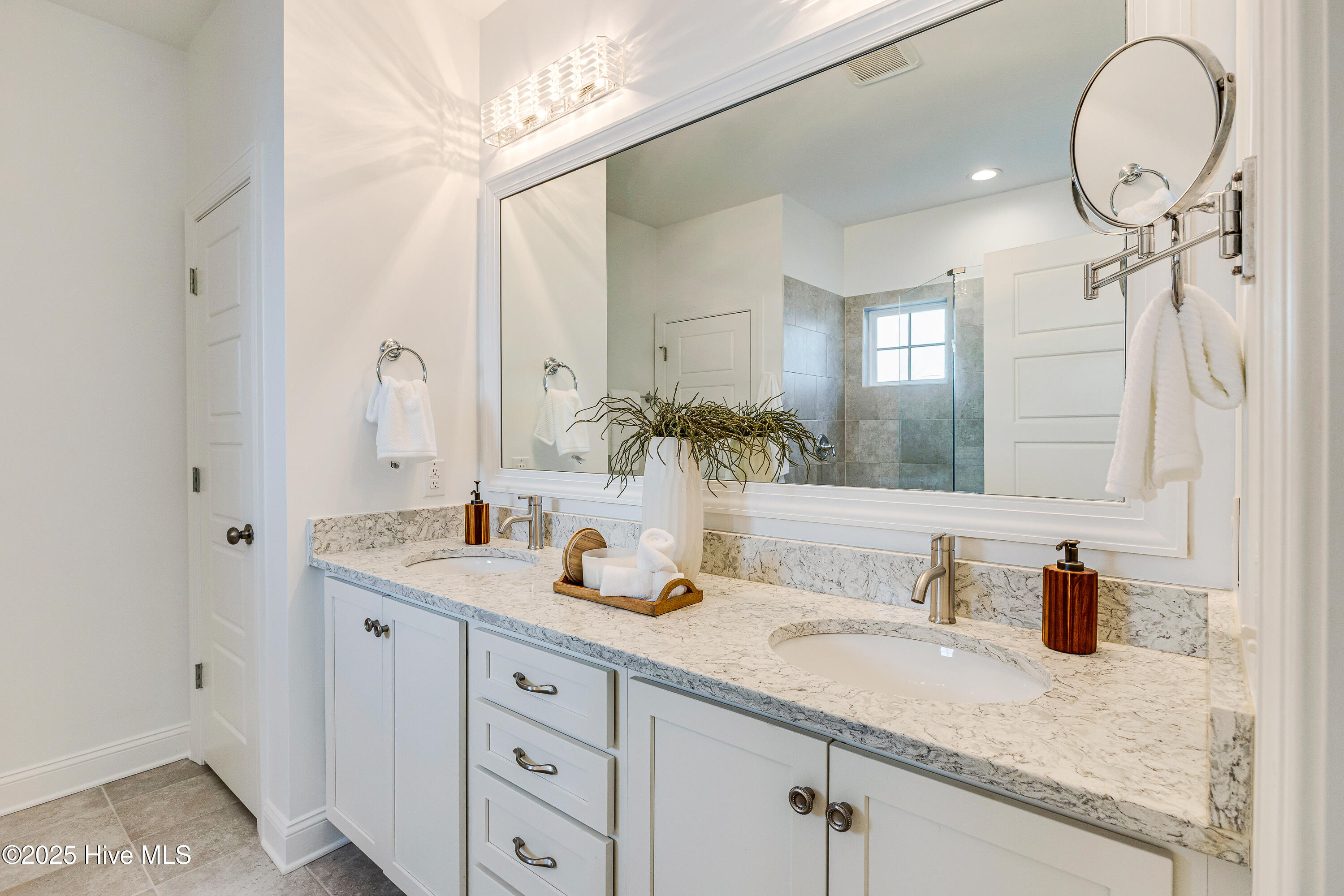 100542174 | Photo 25