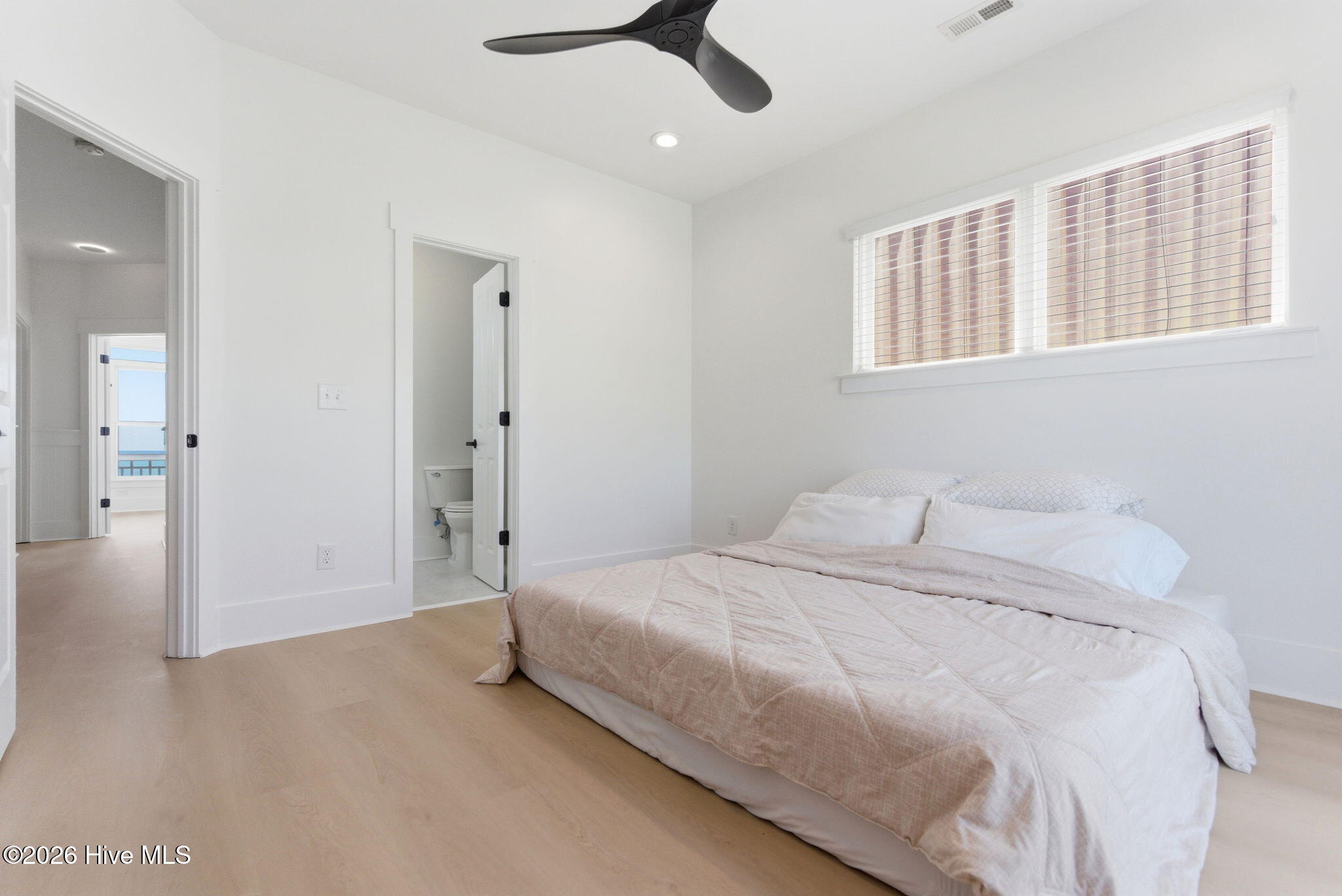 100570337 | Photo 59