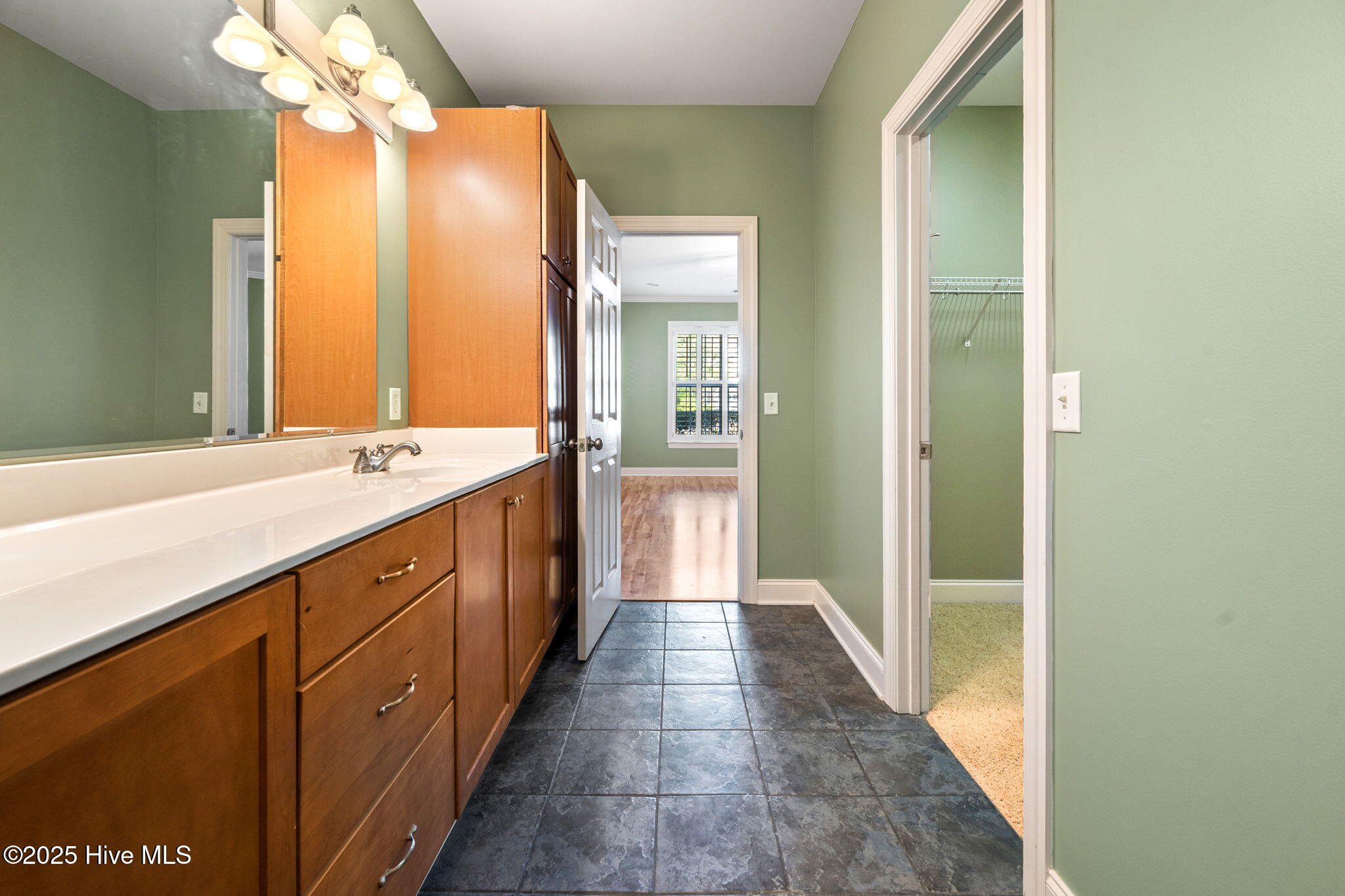 100538167 | Photo 26