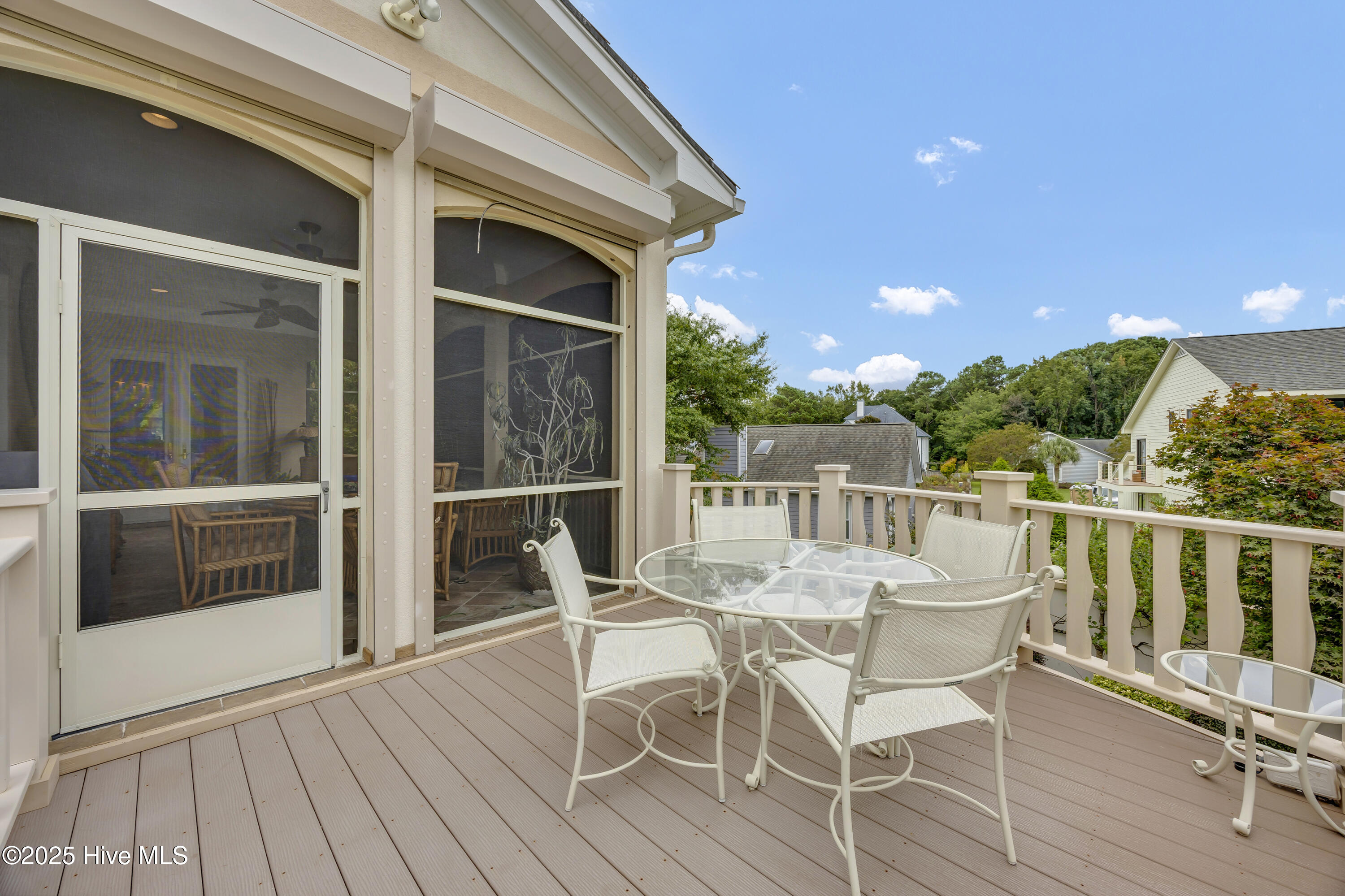 100530989 | Photo 24