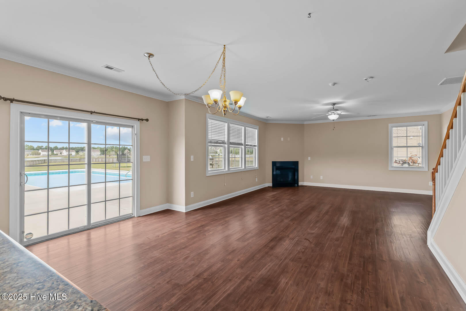 100532827 | Photo 18