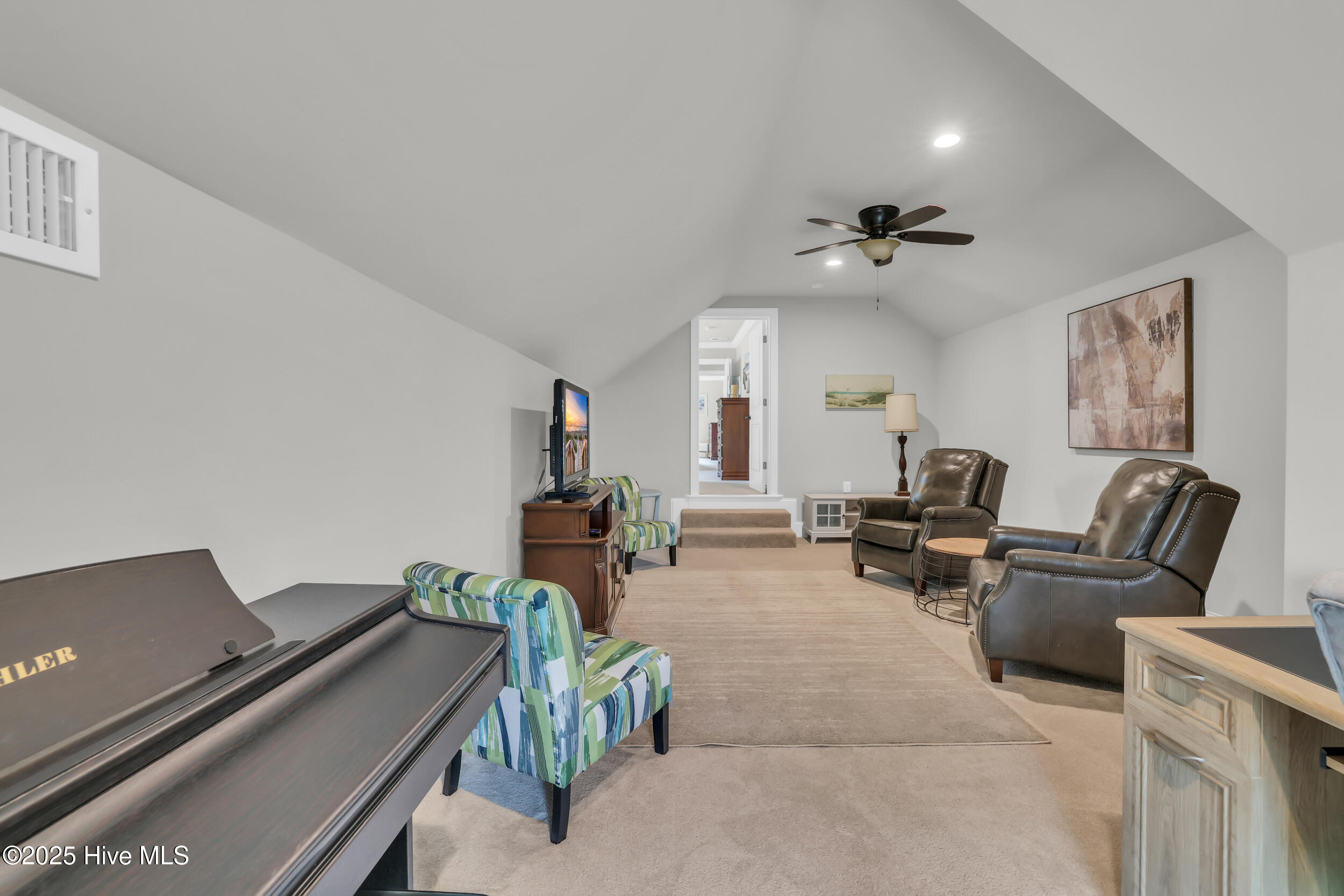 100502745 | Photo 32