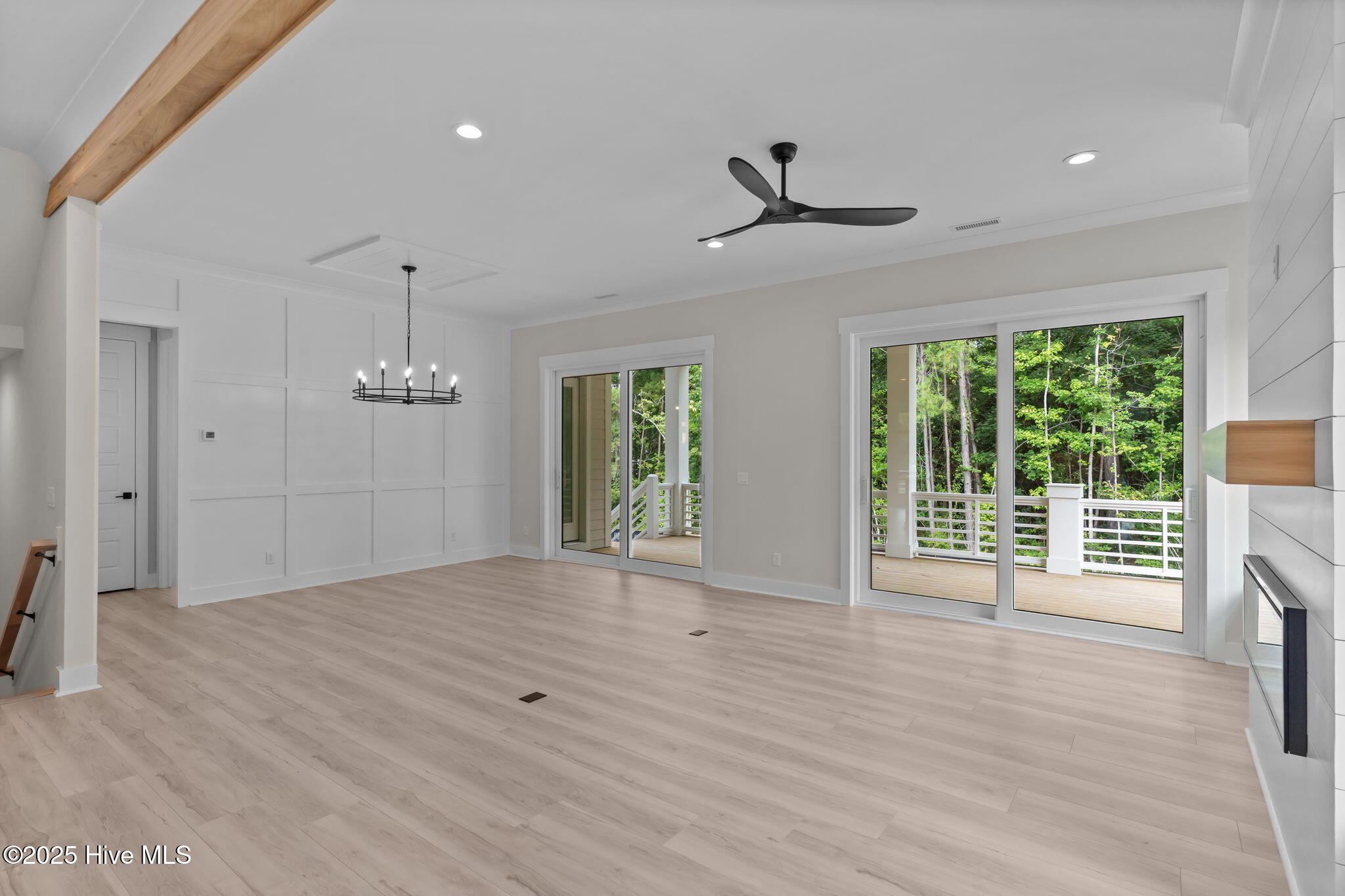 100548099 | Photo 14