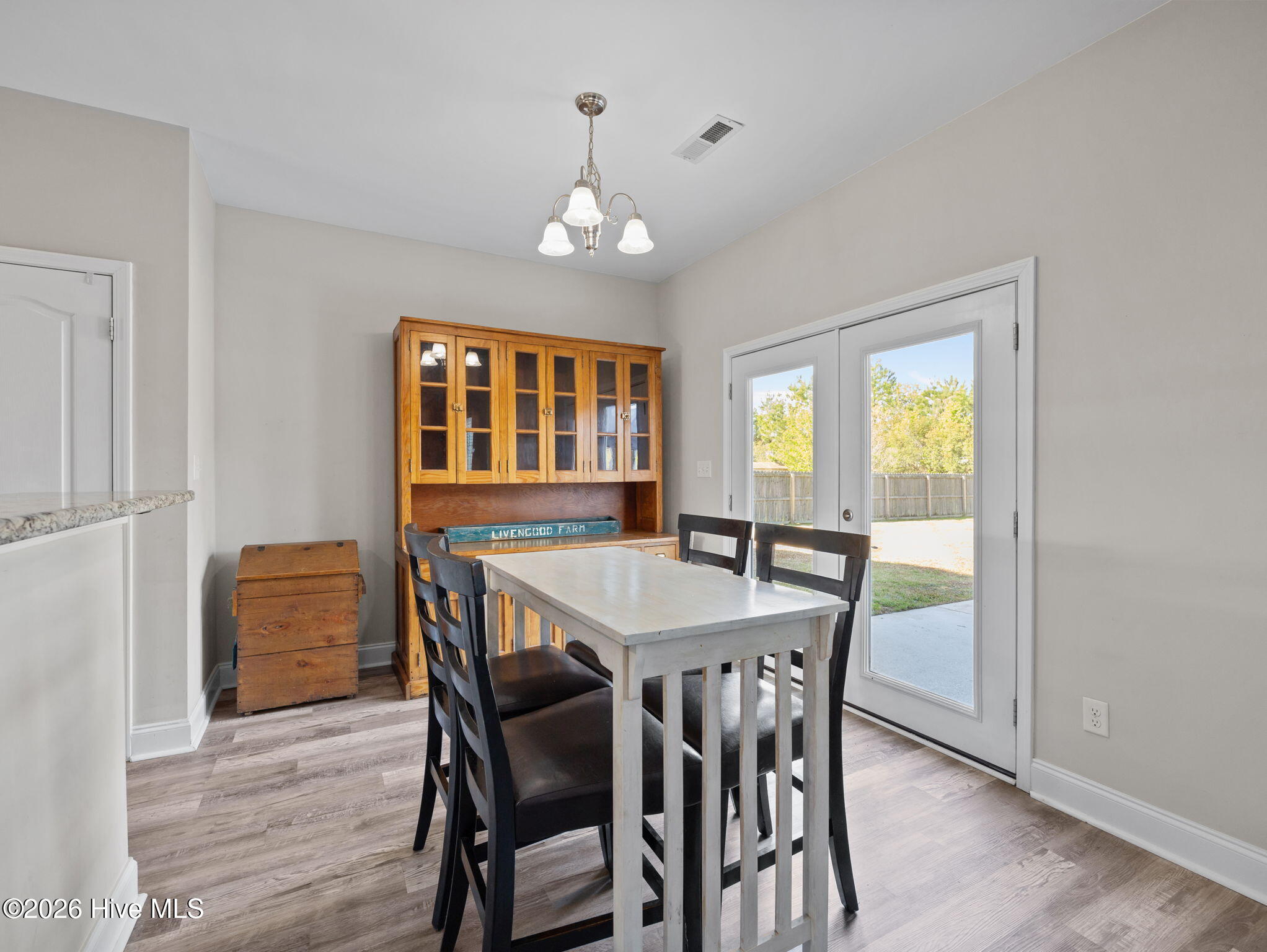 100564240 | Photo 24